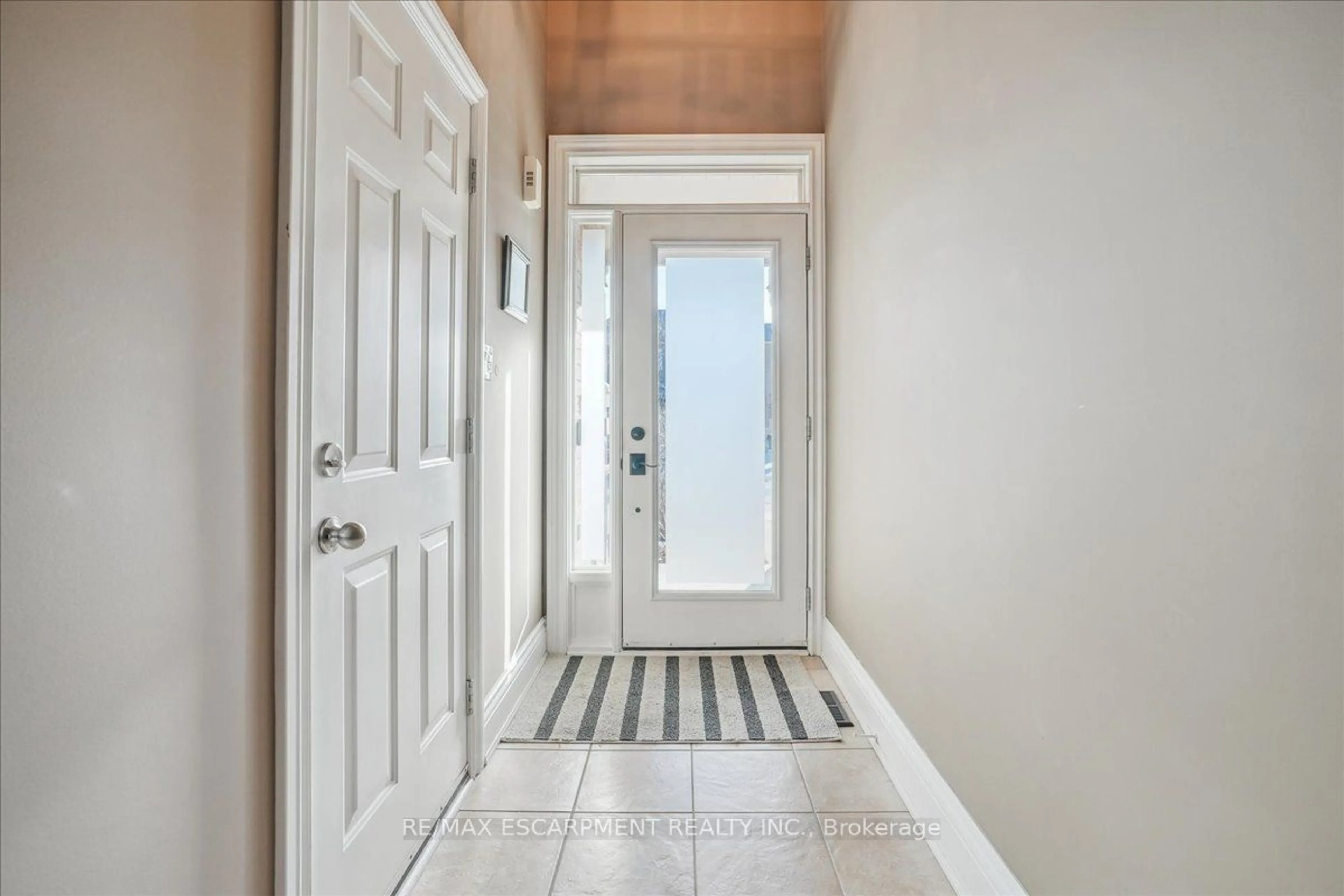 Indoor entryway for 2252 Highcroft Rd, Oakville Ontario L6M 4Y4