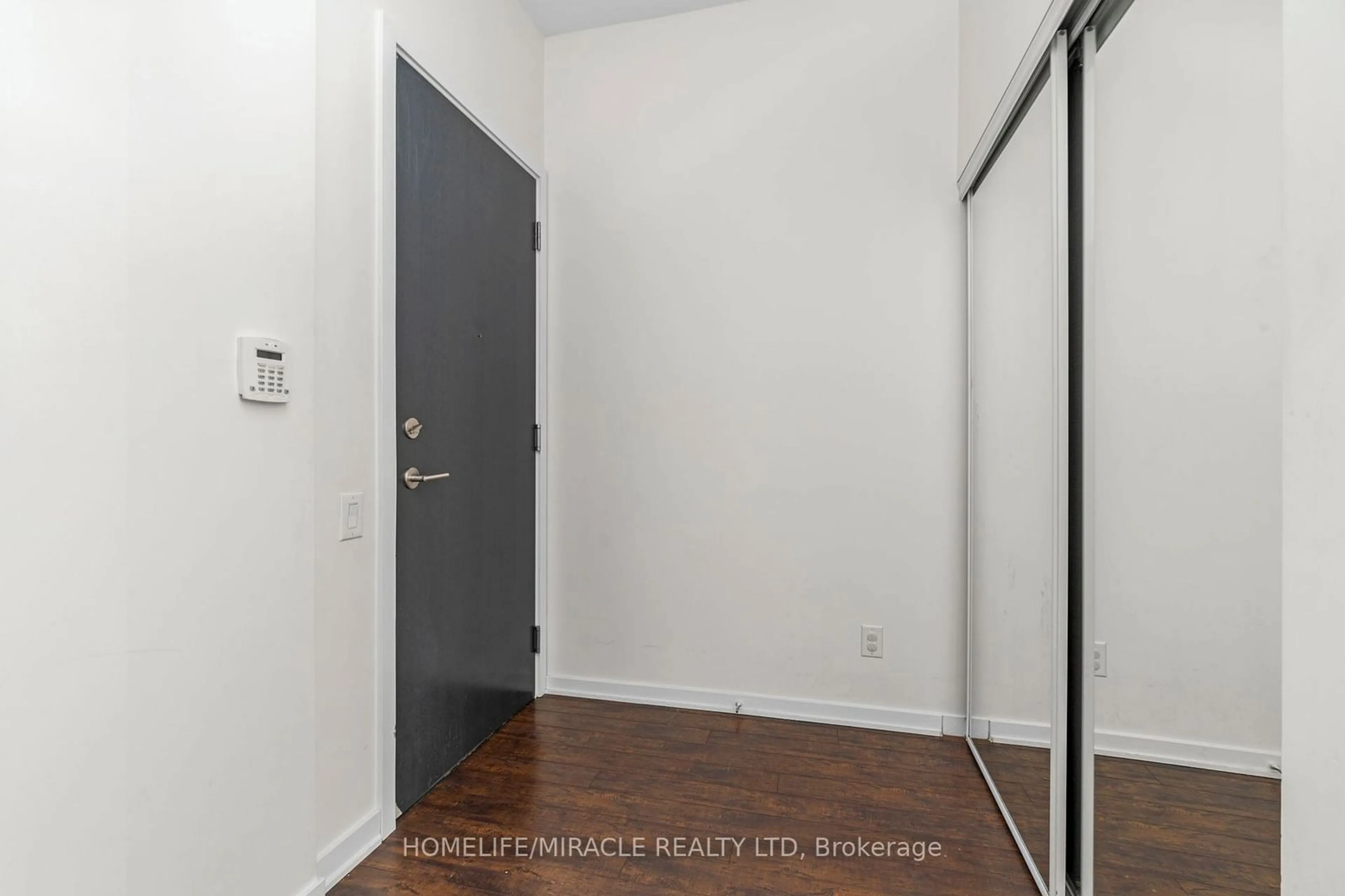 Indoor entryway for 105 The Queensway Ave #3410, Toronto Ontario M6S 5B5