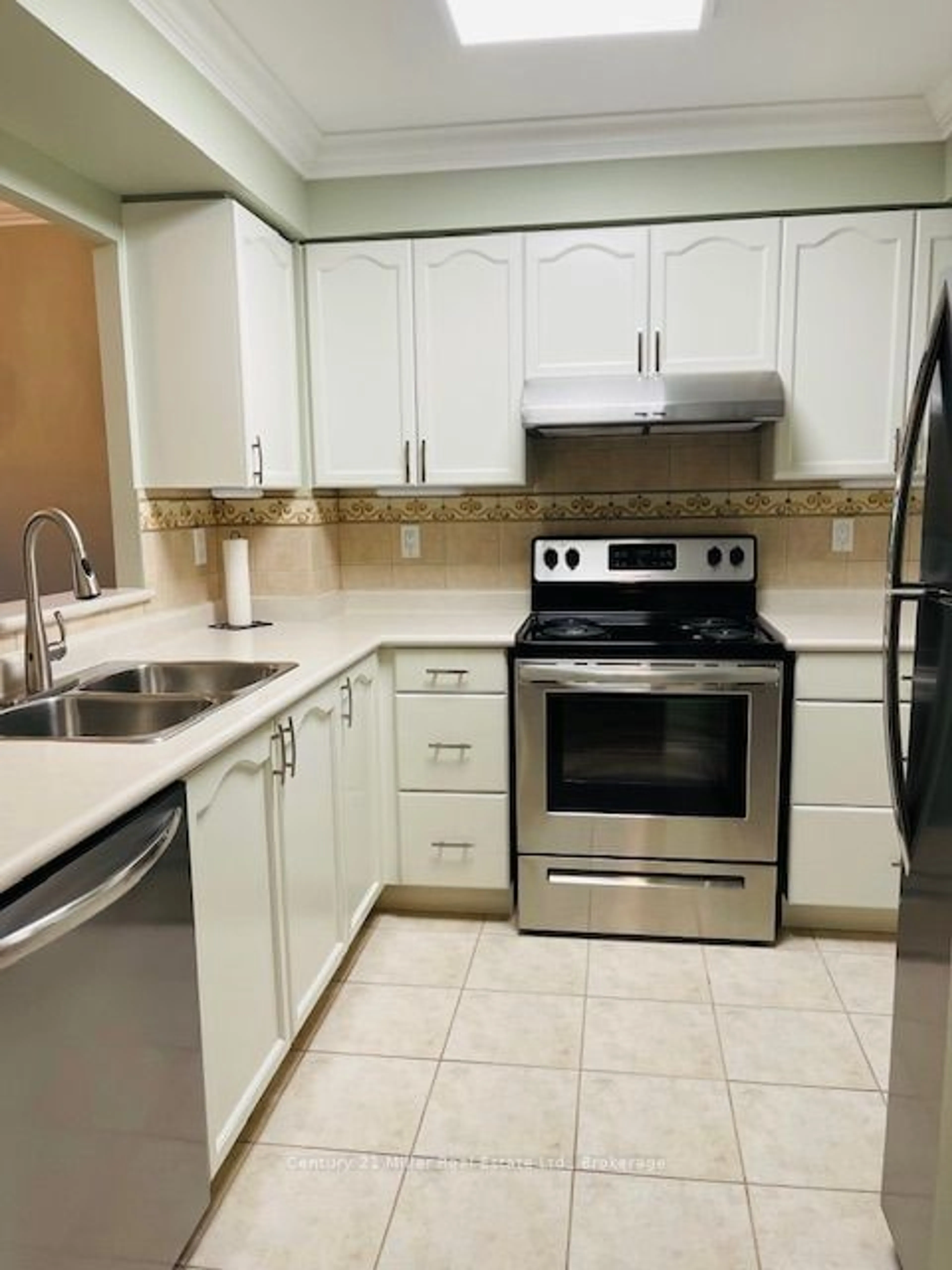 Standard kitchen, ceramic/tile floor for 100 Burloak Dr #2407, Burlington Ontario L7L 6P6