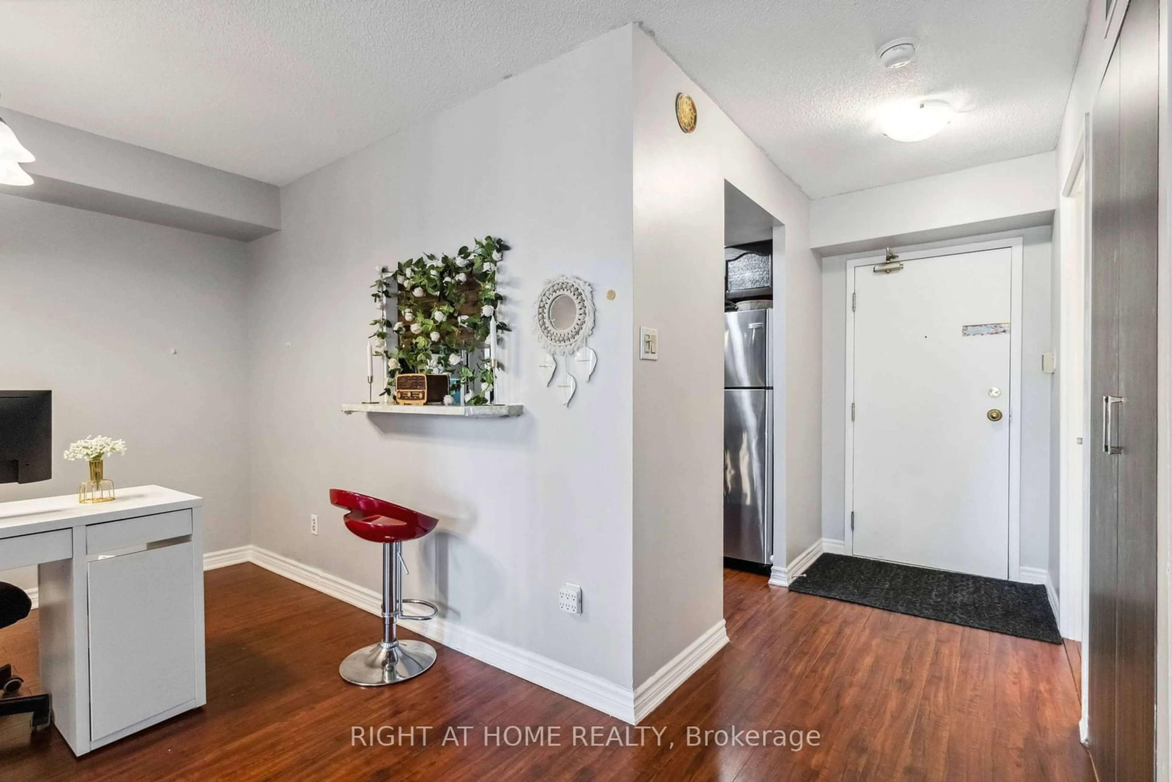 Indoor entryway for 285 Enfield Pl #611, Mississauga Ontario L5B 3Y6