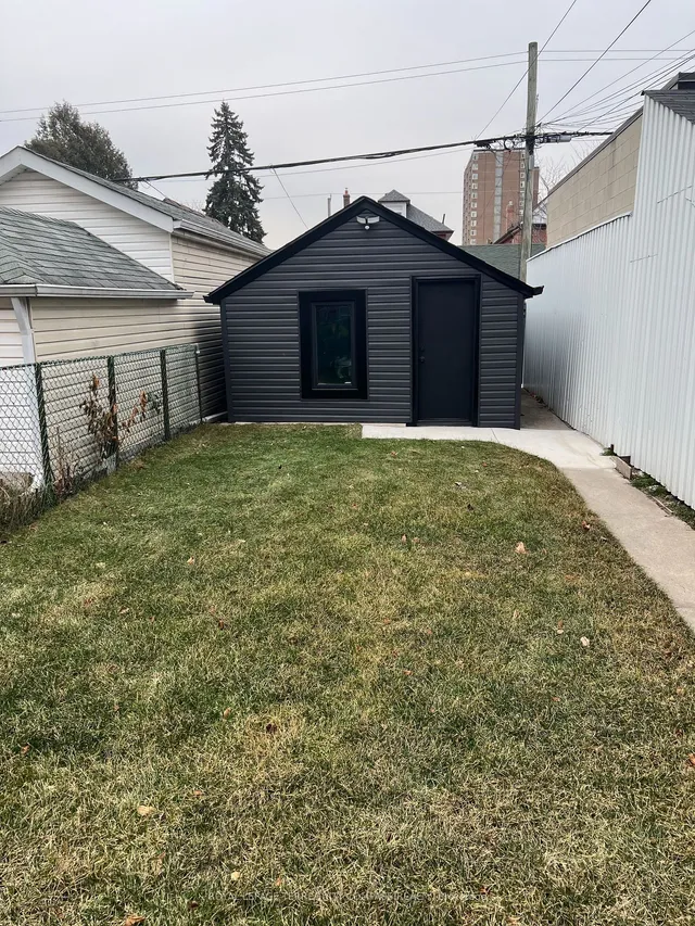 Additional property image - 560 Perth Ave