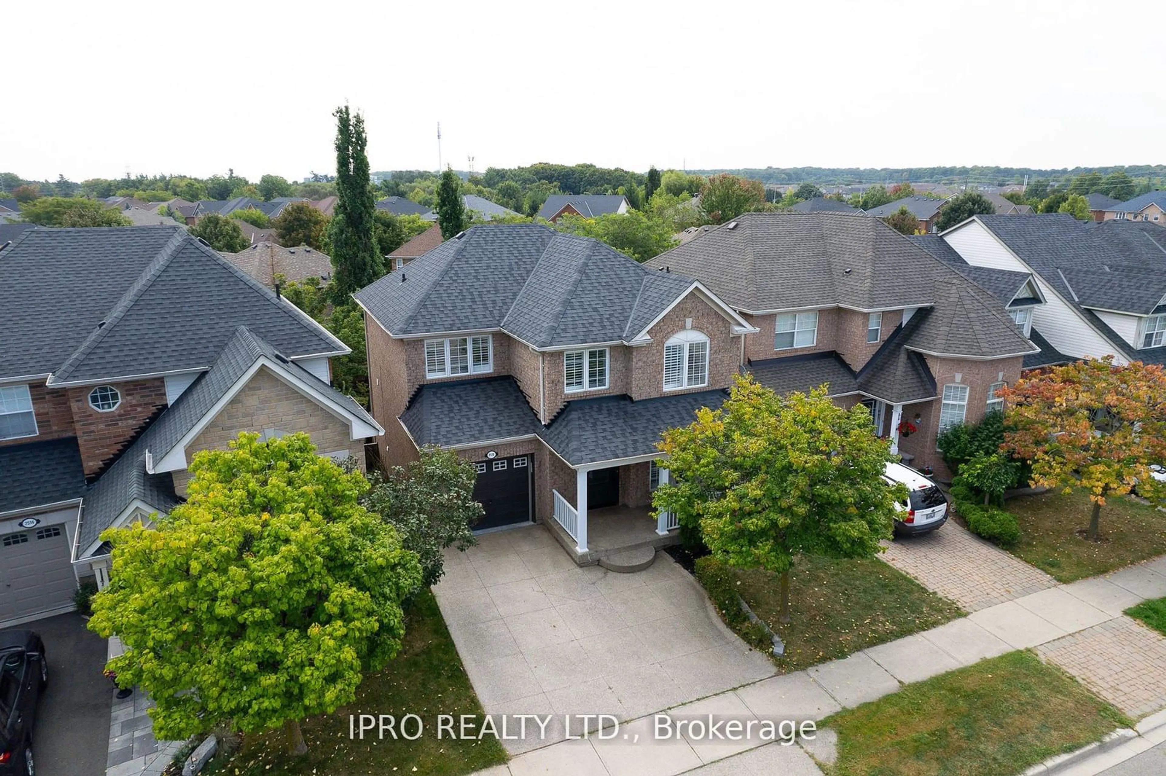 A pic from outside/outdoor area/front of a property/back of a property/a pic from drone, street for 2518 Carberry Way, Oakville Ontario L6M 4S3