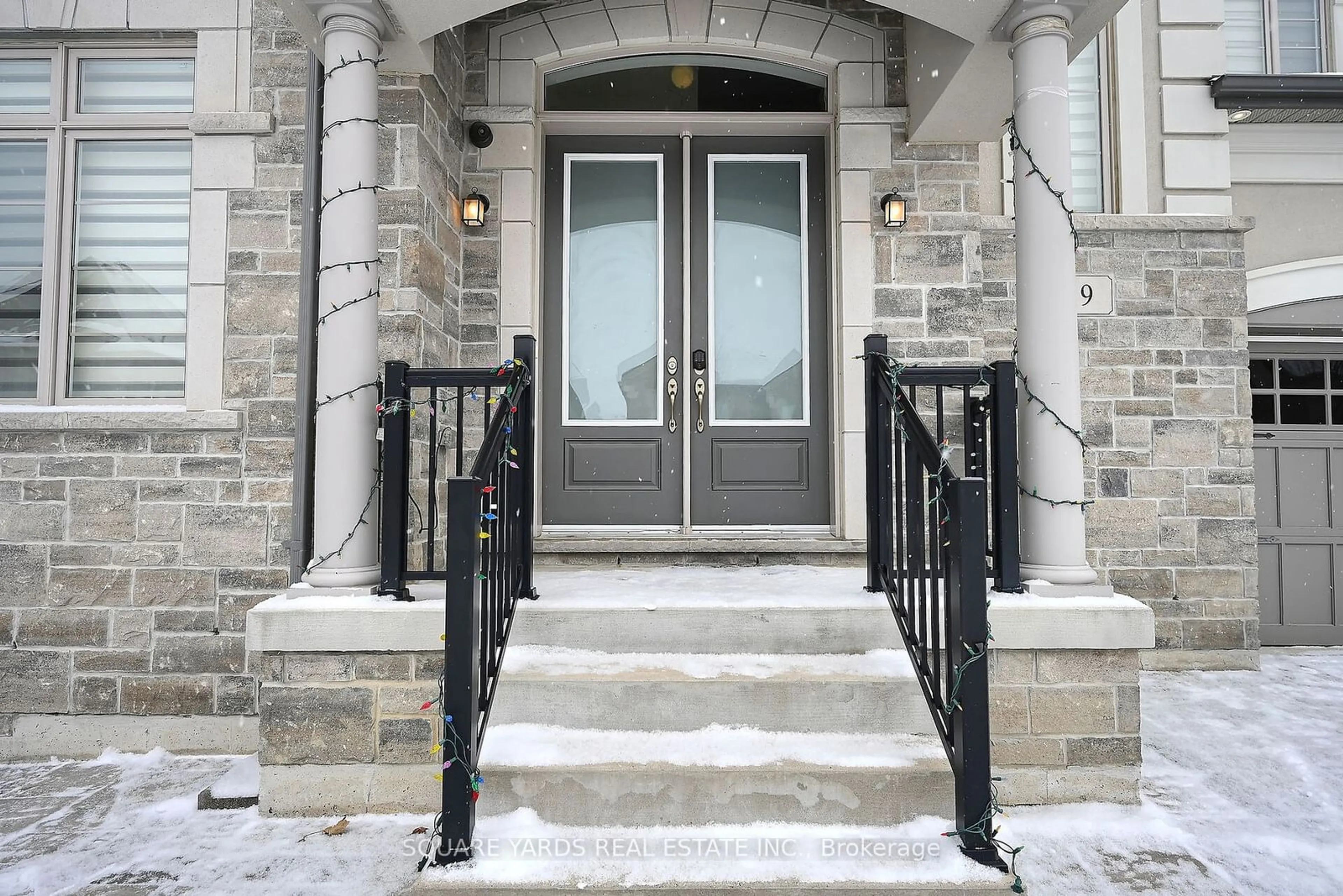 Indoor entryway for 19 Cloverhaven Rd, Brampton Ontario L6P 4E4