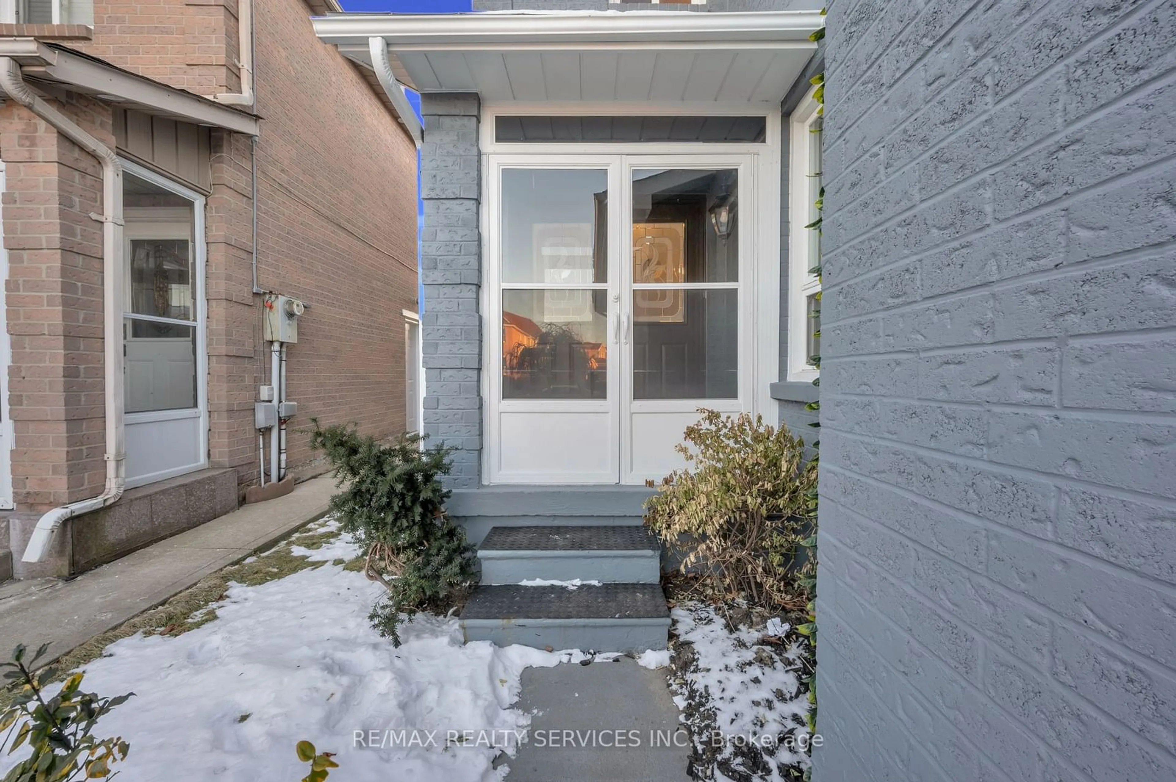 Indoor entryway for 65 Meadowlark Dr, Brampton Ontario L6Y 4A3