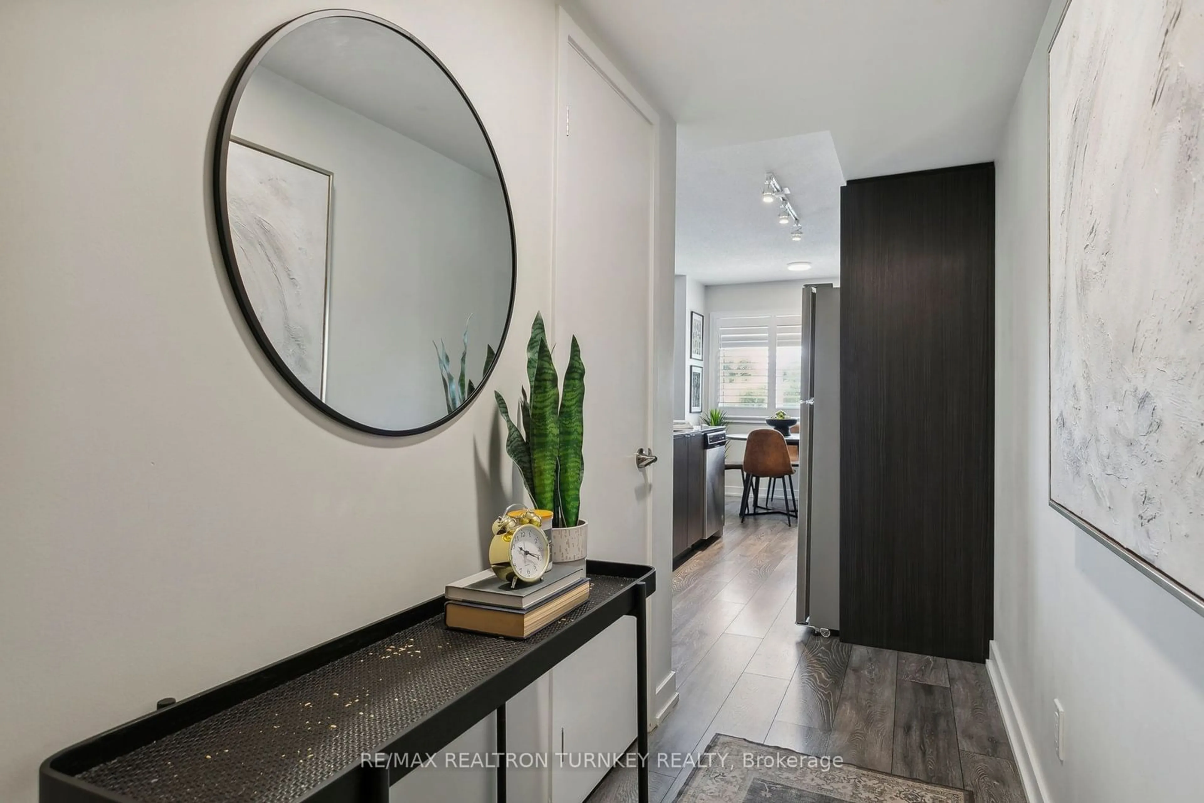 Indoor entryway for 1135 Cooke Blvd #116, Burlington Ontario L7T 0C3