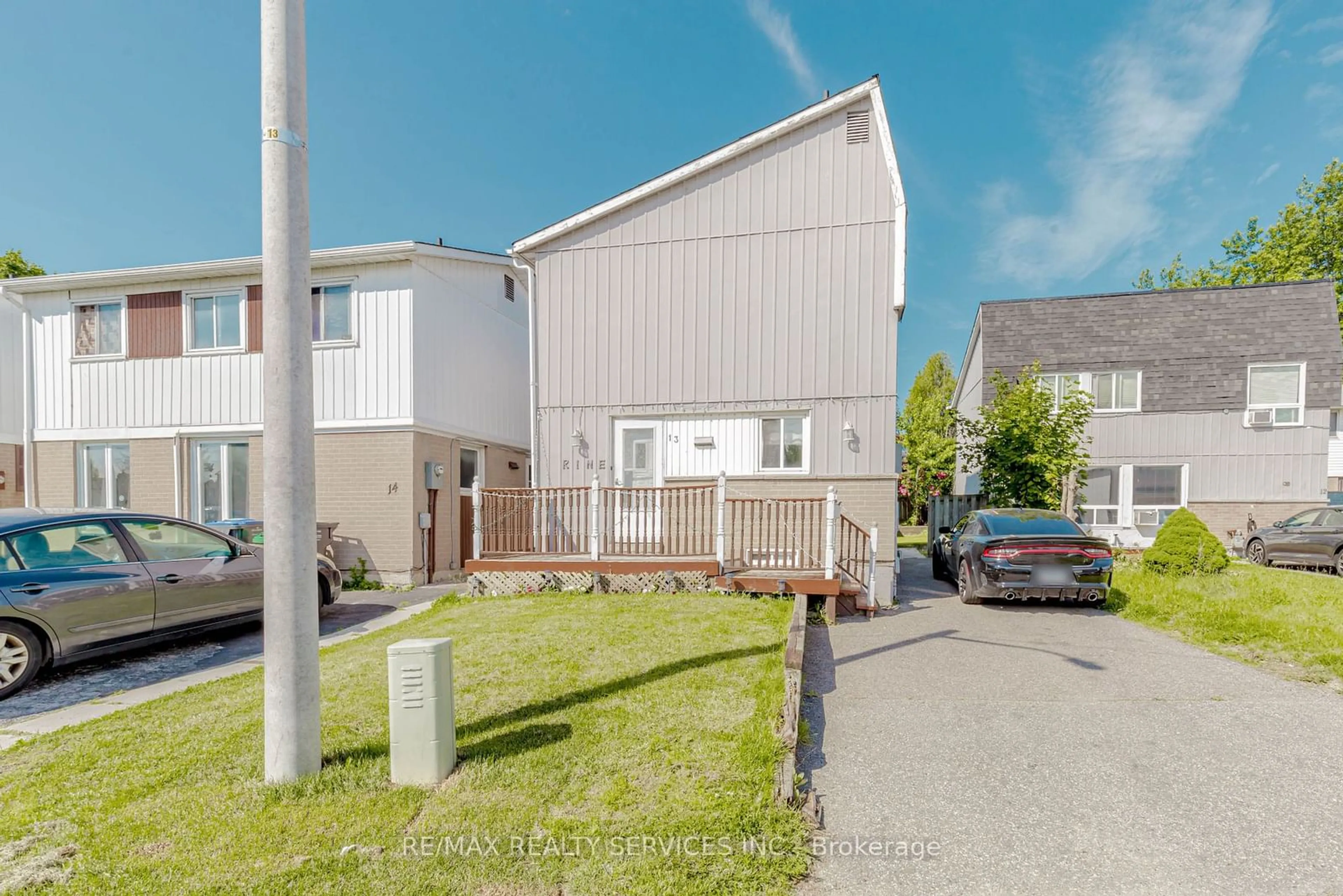 A pic from outside/outdoor area/front of a property/back of a property/a pic from drone, street for 13 Greenbush Crt, Brampton Ontario L6S 2K2