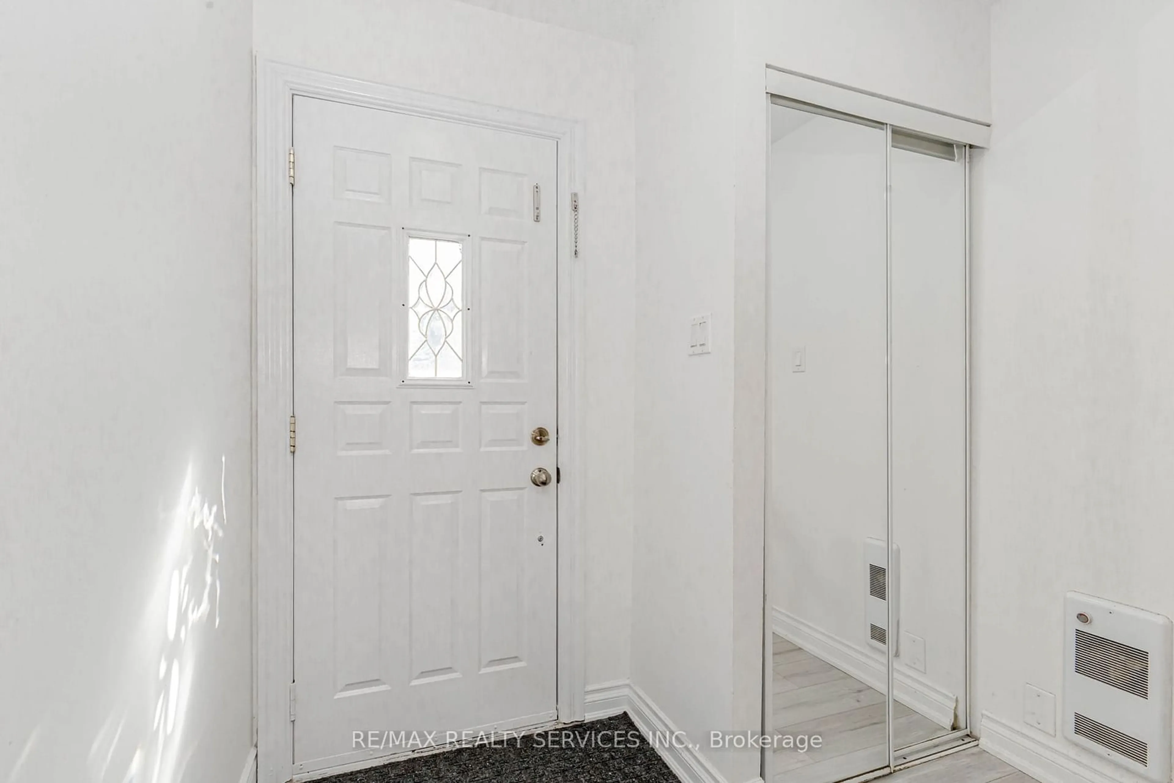 Indoor entryway for 13 Greenbush Crt, Brampton Ontario L6S 2K2