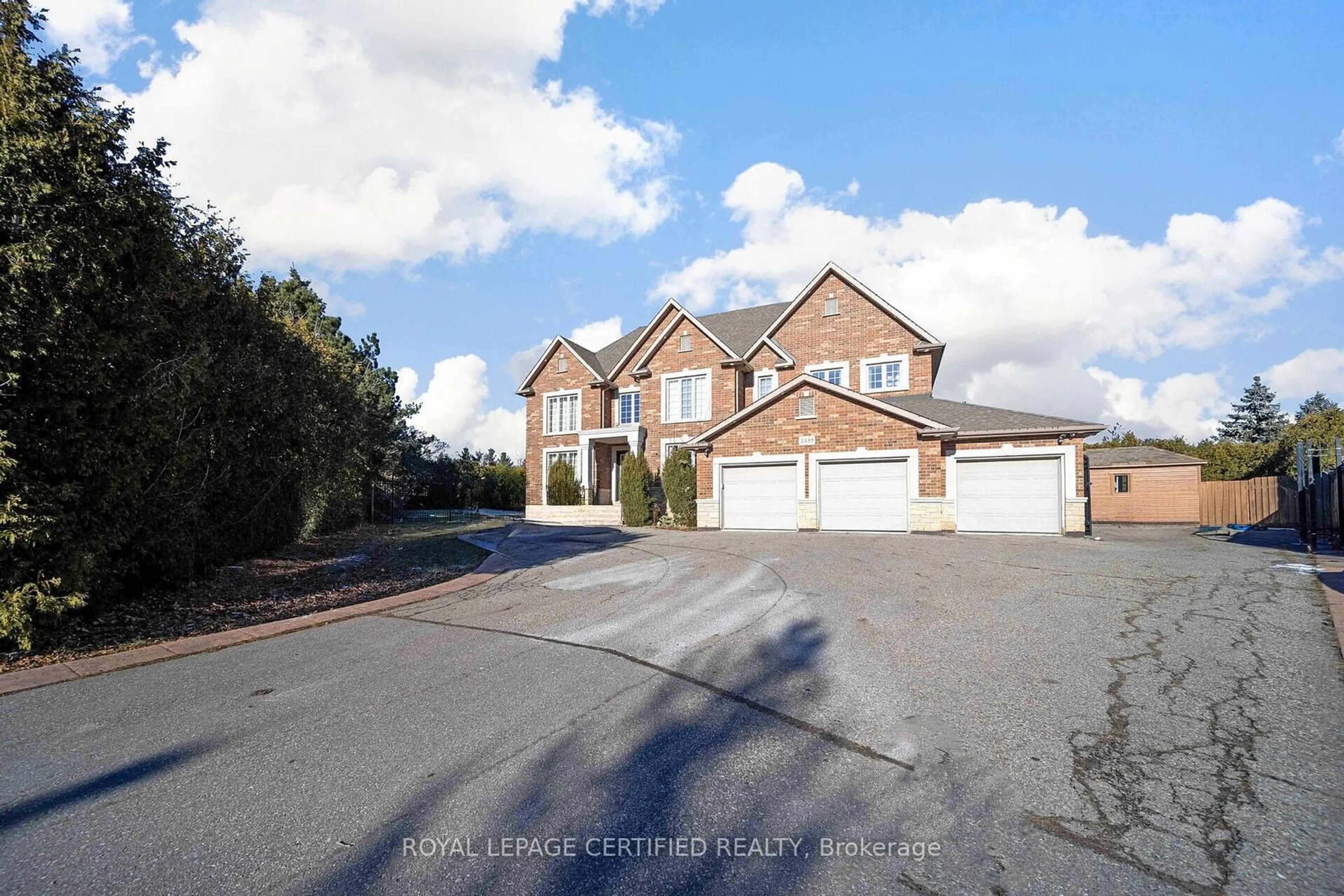 A pic from outside/outdoor area/front of a property/back of a property/a pic from drone, street for 2489 Olinda Crt, Mississauga Ontario L5C 4P5