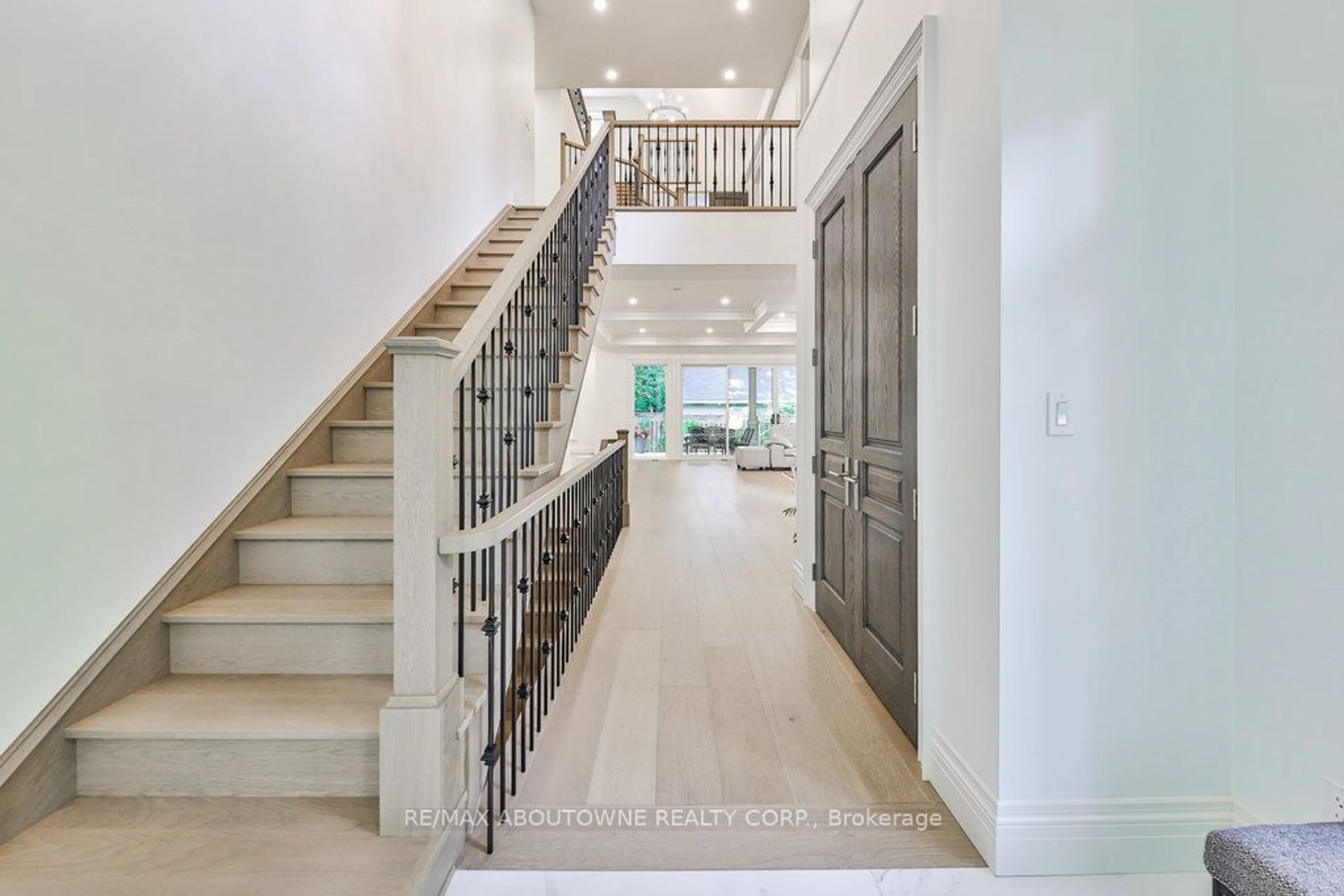 Indoor entryway for 2409 Lakeshore Rd, Burlington Ontario L7R 1B8