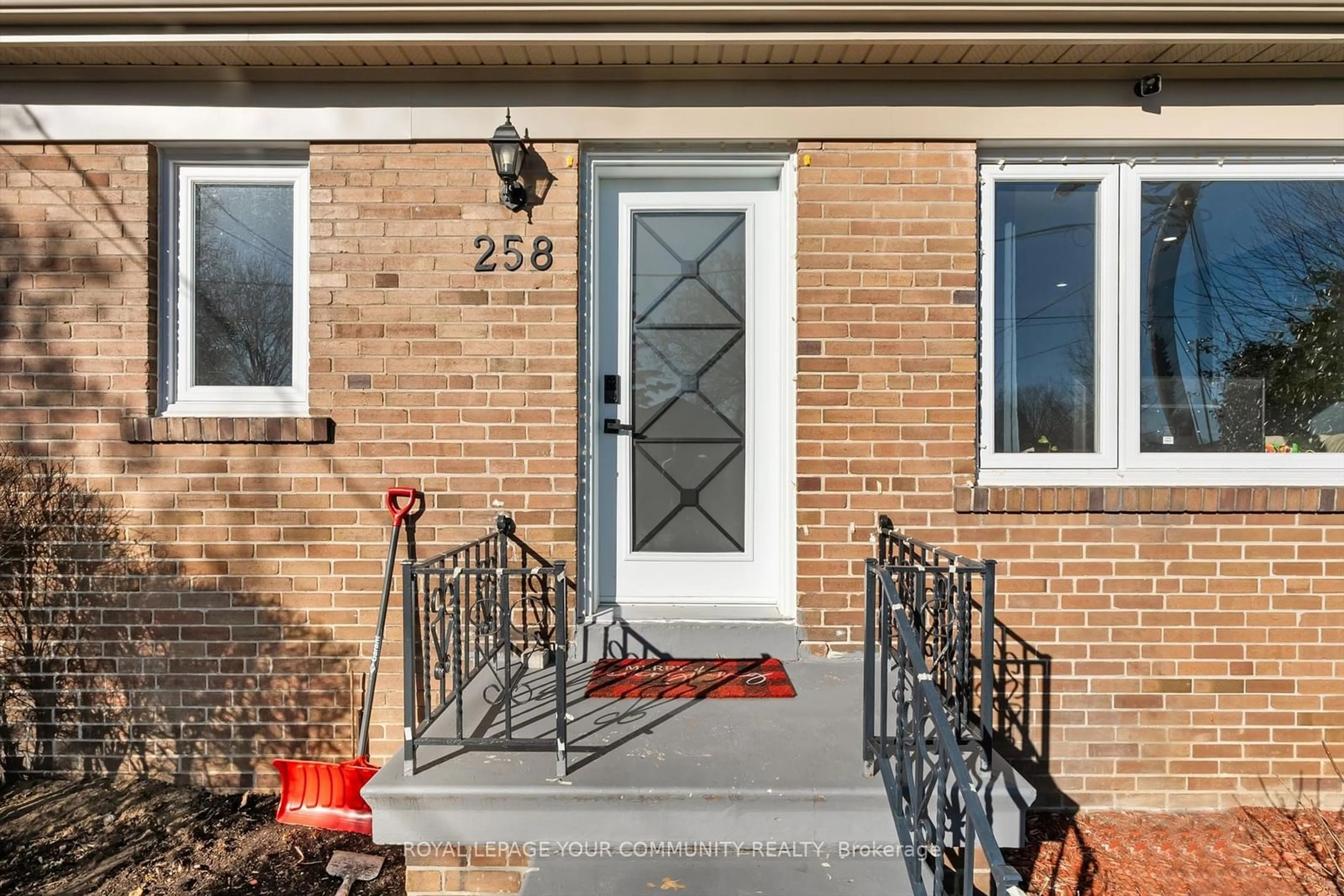 Indoor entryway for 258 Valermo Dr, Toronto Ontario M8W 2K8