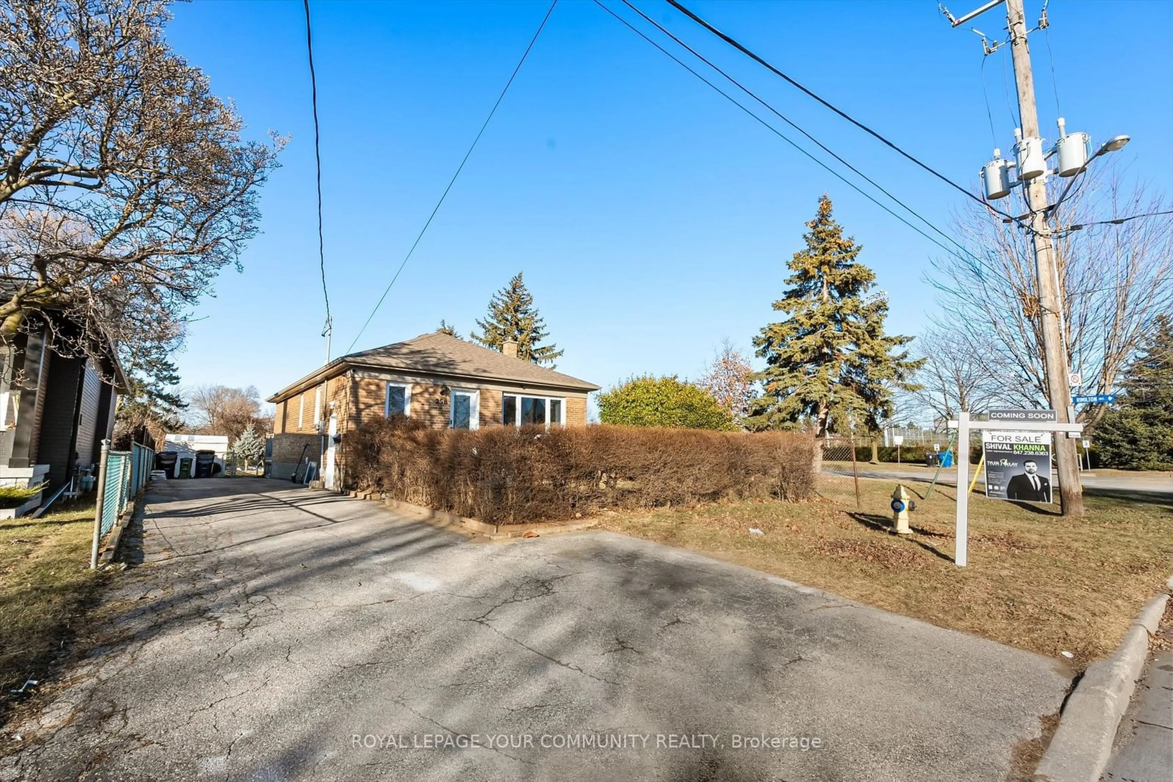 A pic from outside/outdoor area/front of a property/back of a property/a pic from drone, street for 258 Valermo Dr, Toronto Ontario M8W 2K8