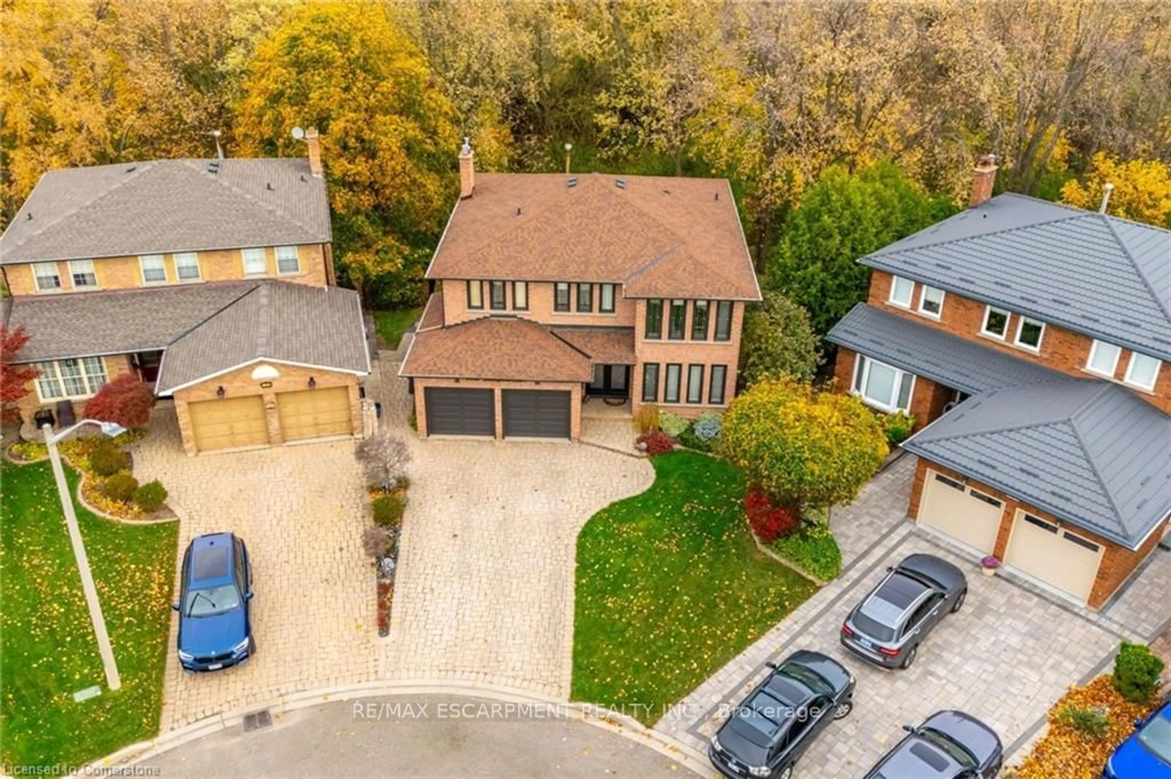 A pic from outside/outdoor area/front of a property/back of a property/a pic from drone, street for 1132 Lovingston Crt, Mississauga Ontario L4W 4C7