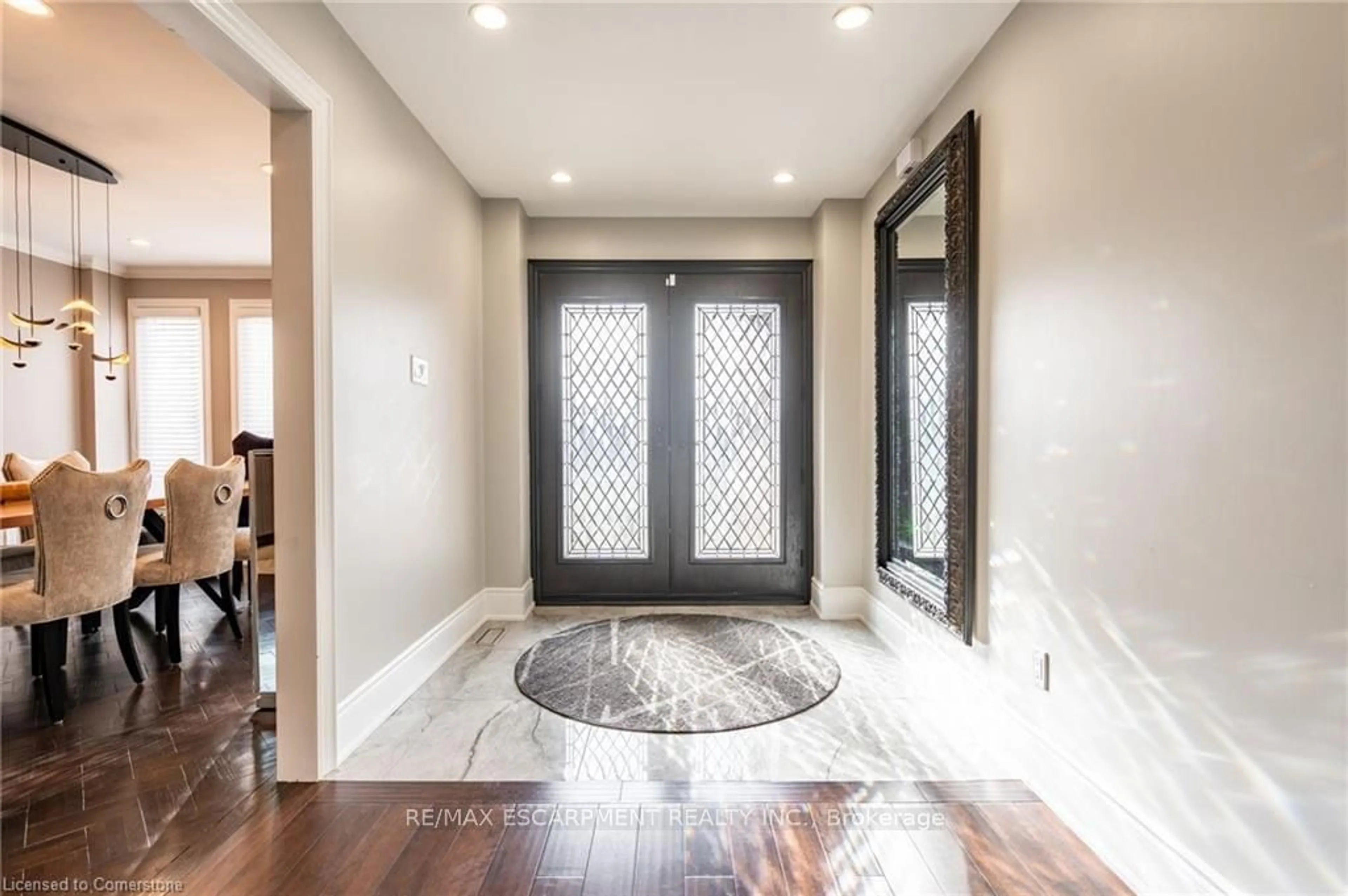 Indoor entryway for 1132 Lovingston Crt, Mississauga Ontario L4W 4C7