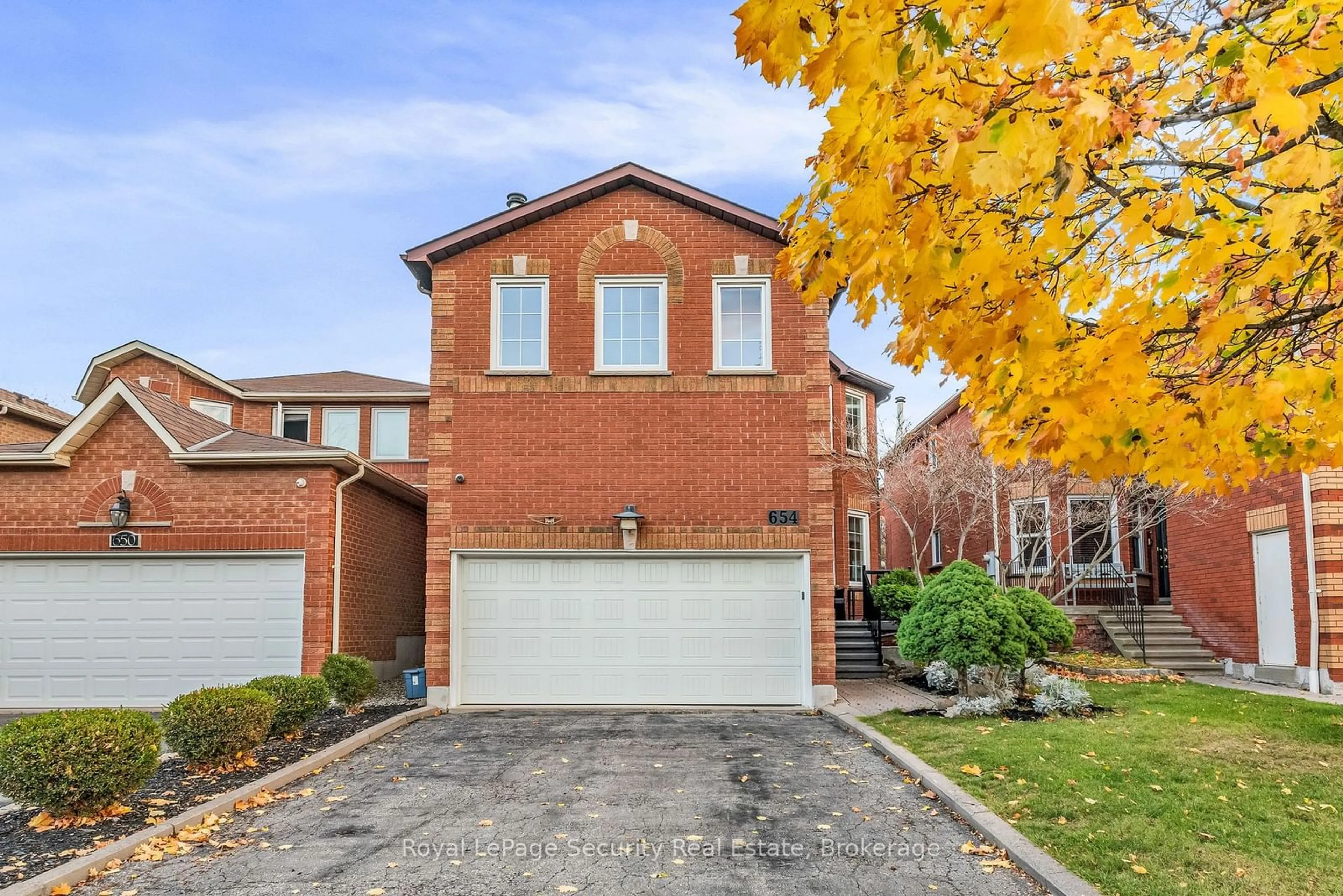 Home with brick exterior material, street for 654 Ashprior Ave, Mississauga Ontario L5R 3N7