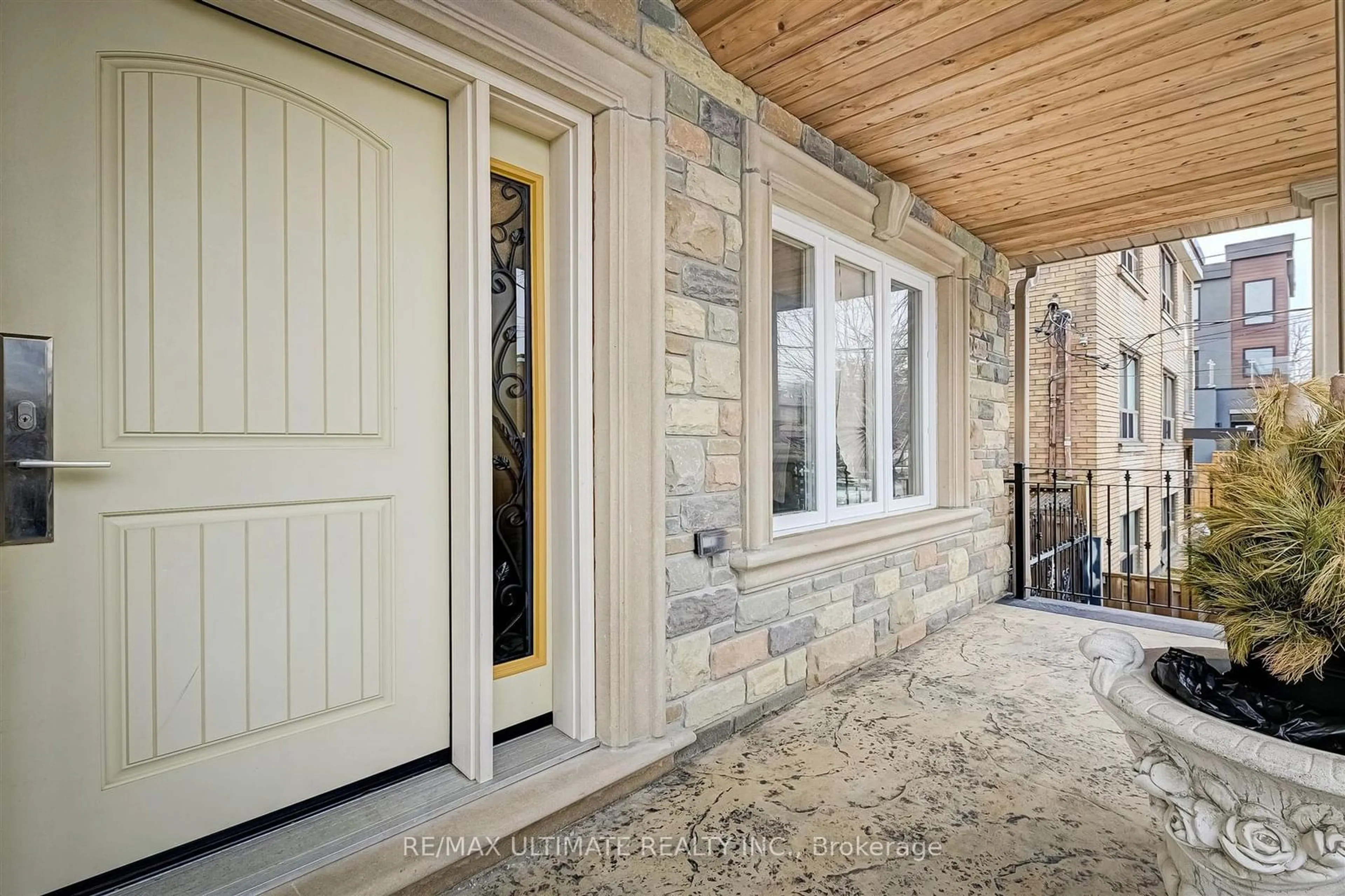 Indoor entryway for 21 Thornton Ave, Toronto Ontario M6E 2E3