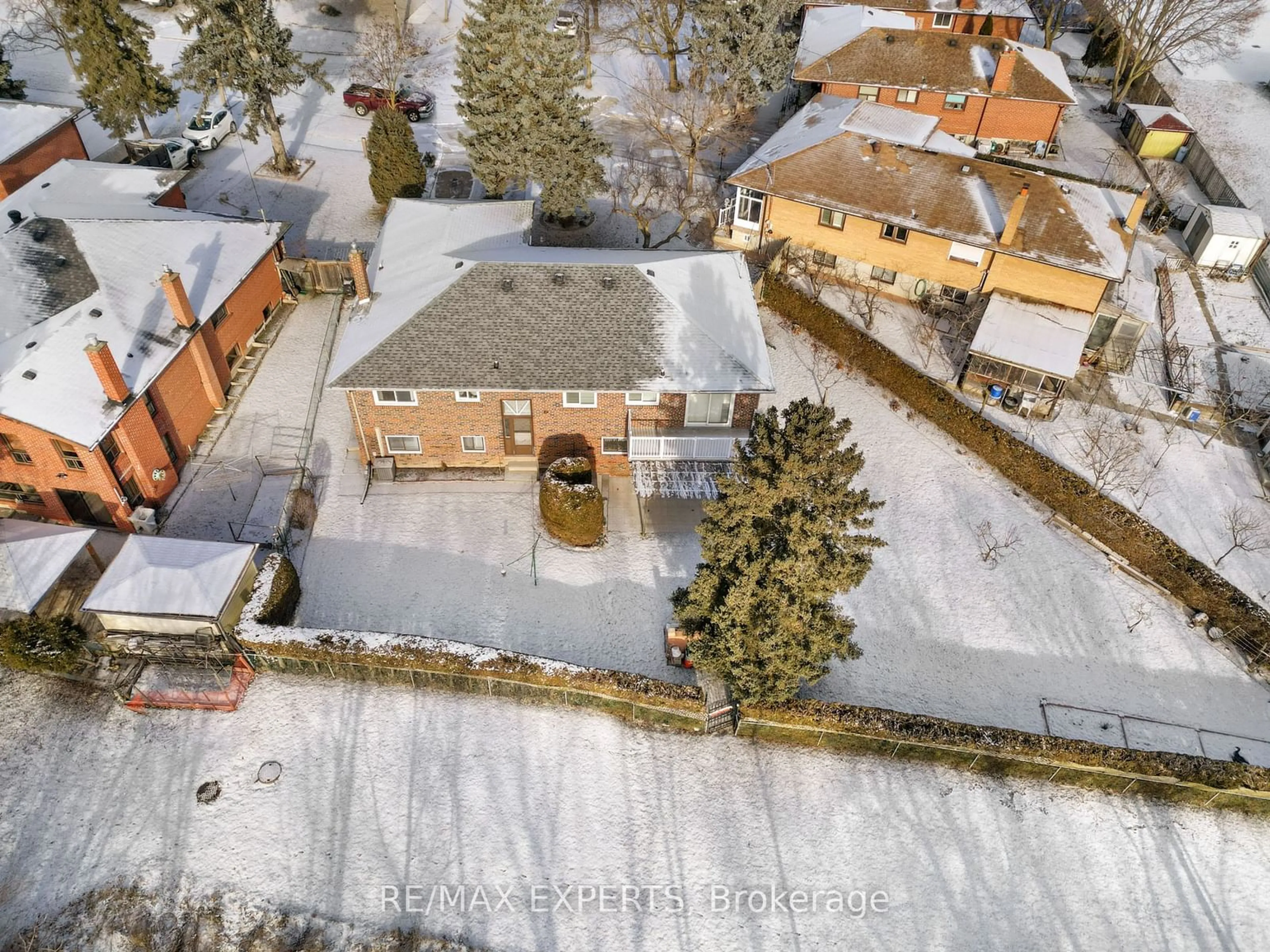 A pic from outside/outdoor area/front of a property/back of a property/a pic from drone, street for 16 Islay Crt, Toronto Ontario M9M 1V3