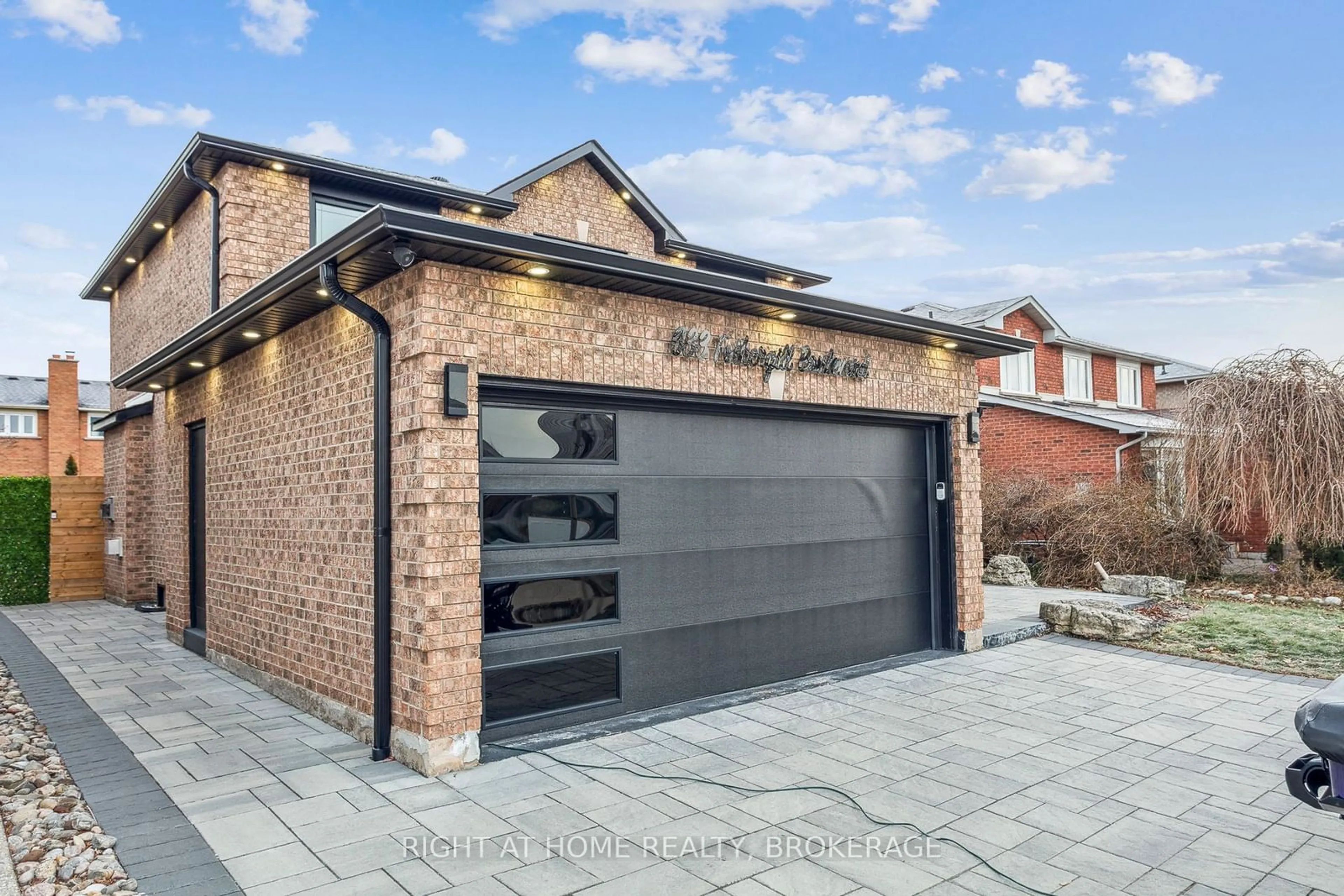 Home with brick exterior material, street for 633 Fothergill Blvd, Burlington Ontario L7L 6E3