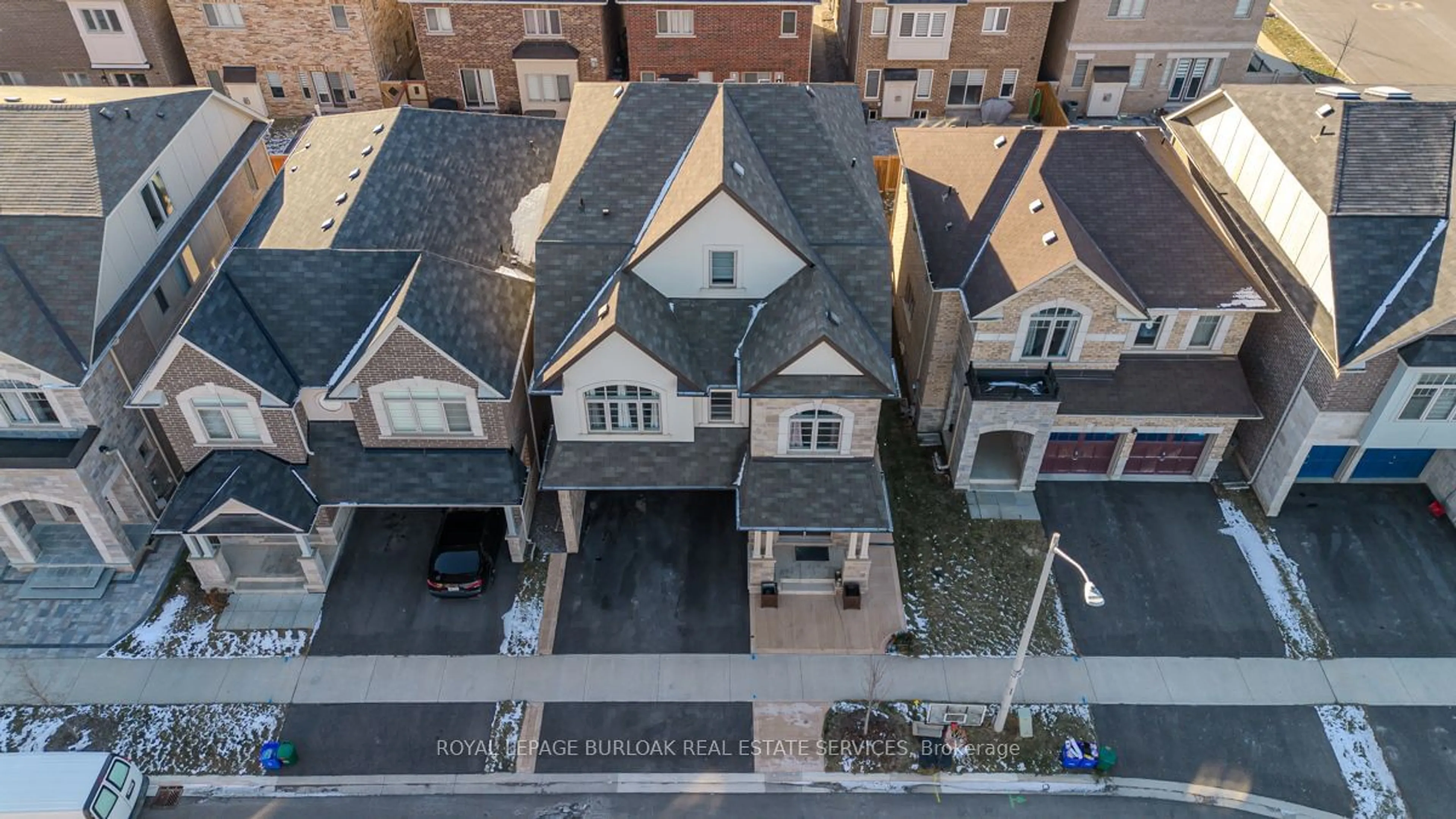 A pic from outside/outdoor area/front of a property/back of a property/a pic from drone, street for 3898 Tufgar Cres, Burlington Ontario L7M 1N7