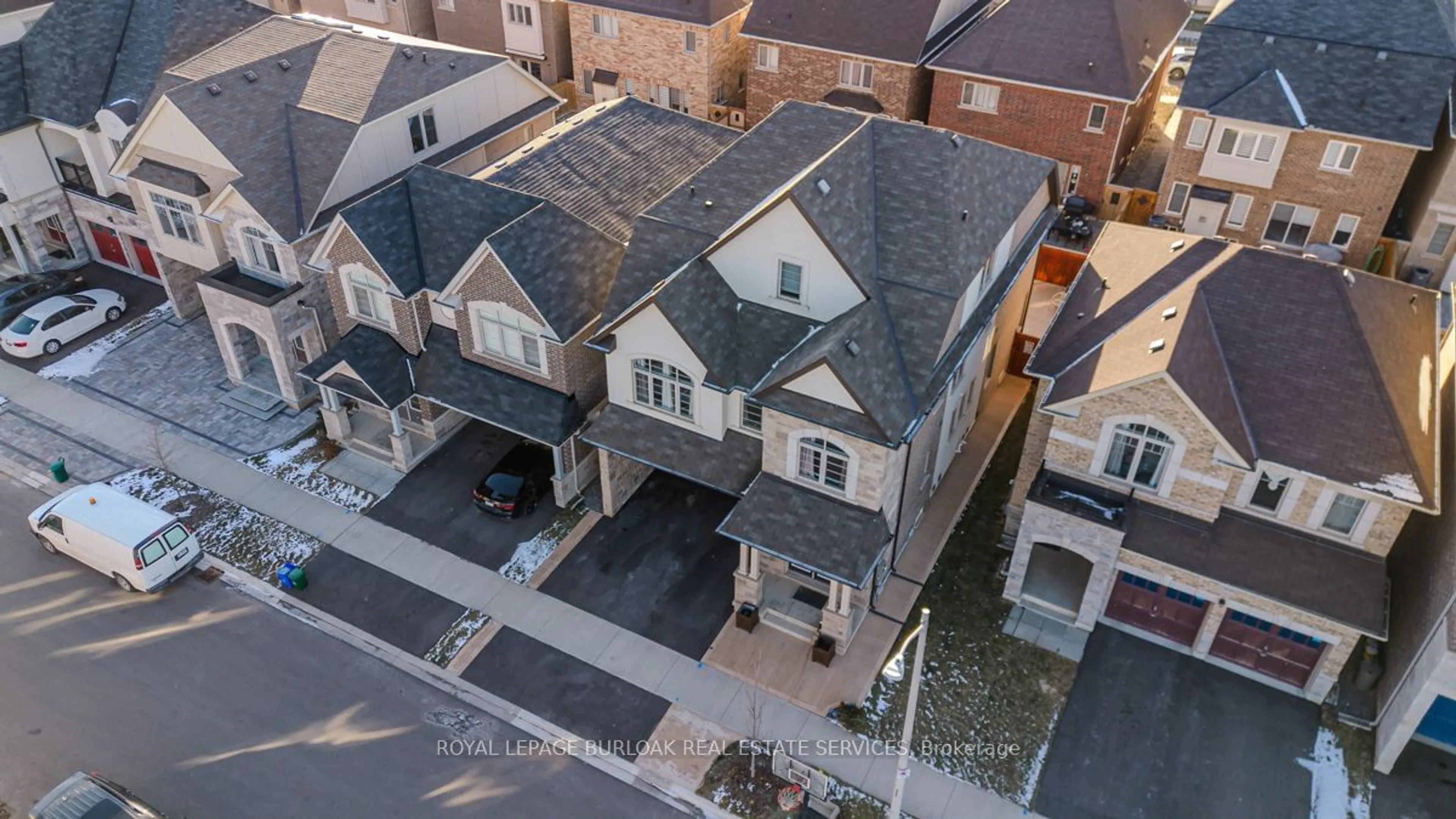 A pic from outside/outdoor area/front of a property/back of a property/a pic from drone, street for 3898 Tufgar Cres, Burlington Ontario L7M 1N7