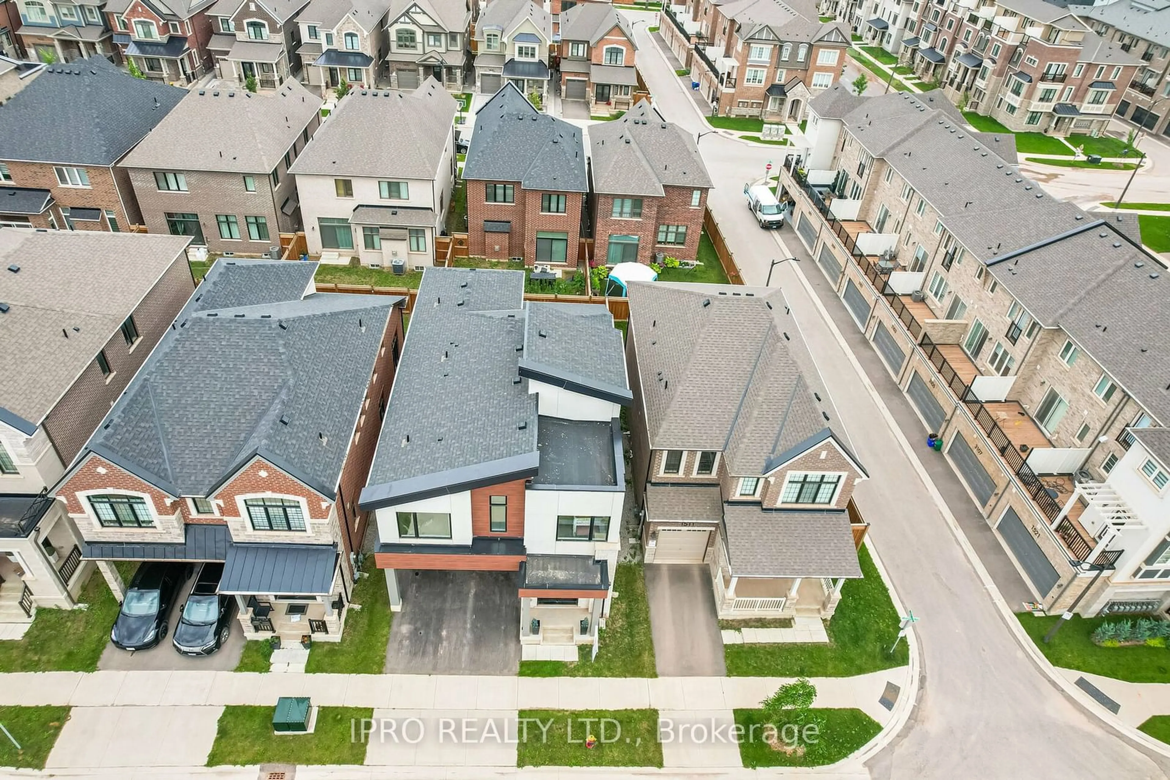 A pic from outside/outdoor area/front of a property/back of a property/a pic from drone, street for 1507 Lakeport Cres, Oakville Ontario L6H 3S1