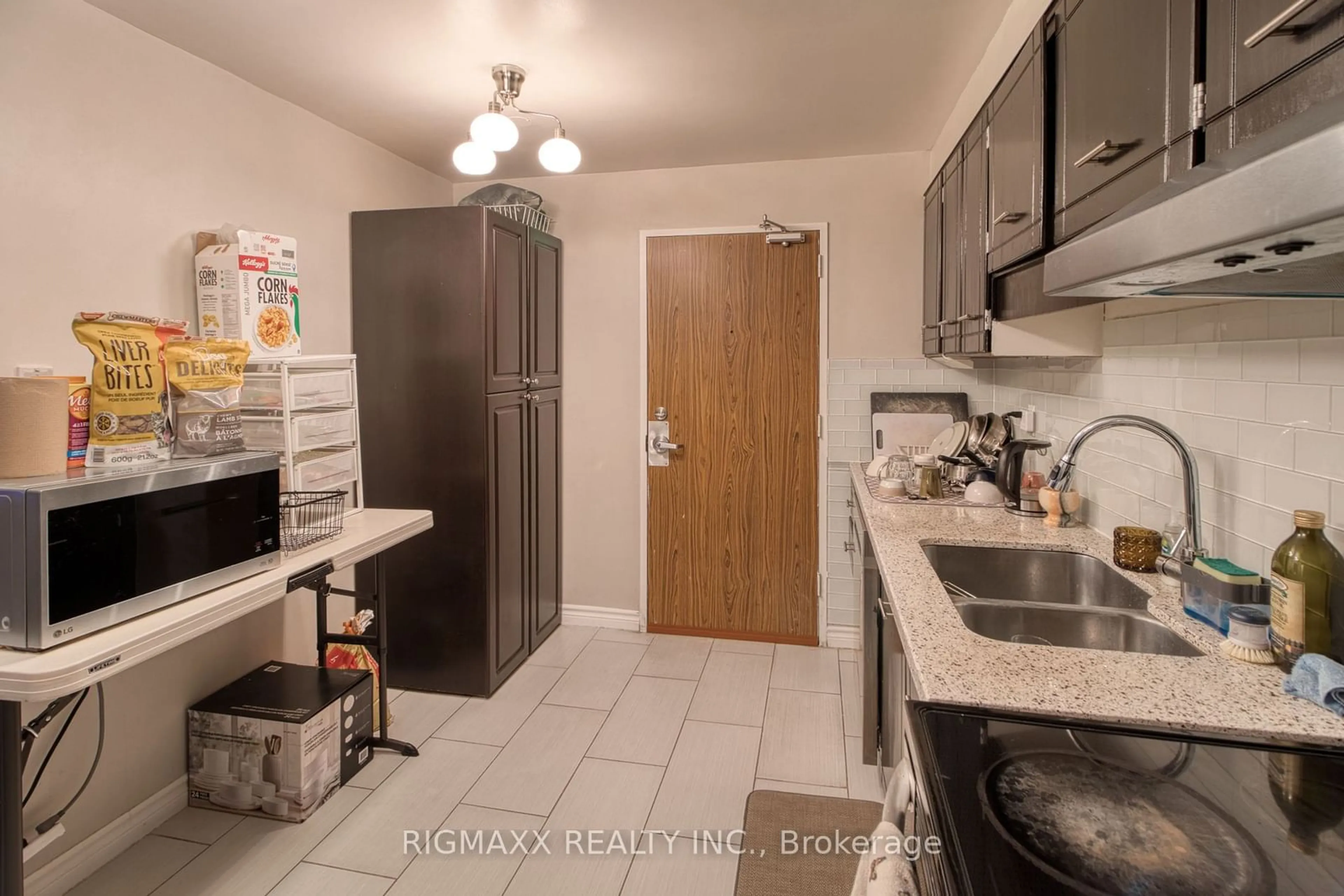 Standard kitchen, ceramic/tile floor for 20 Mississauga Valley Blvd #1501, Mississauga Ontario L5A 3S1