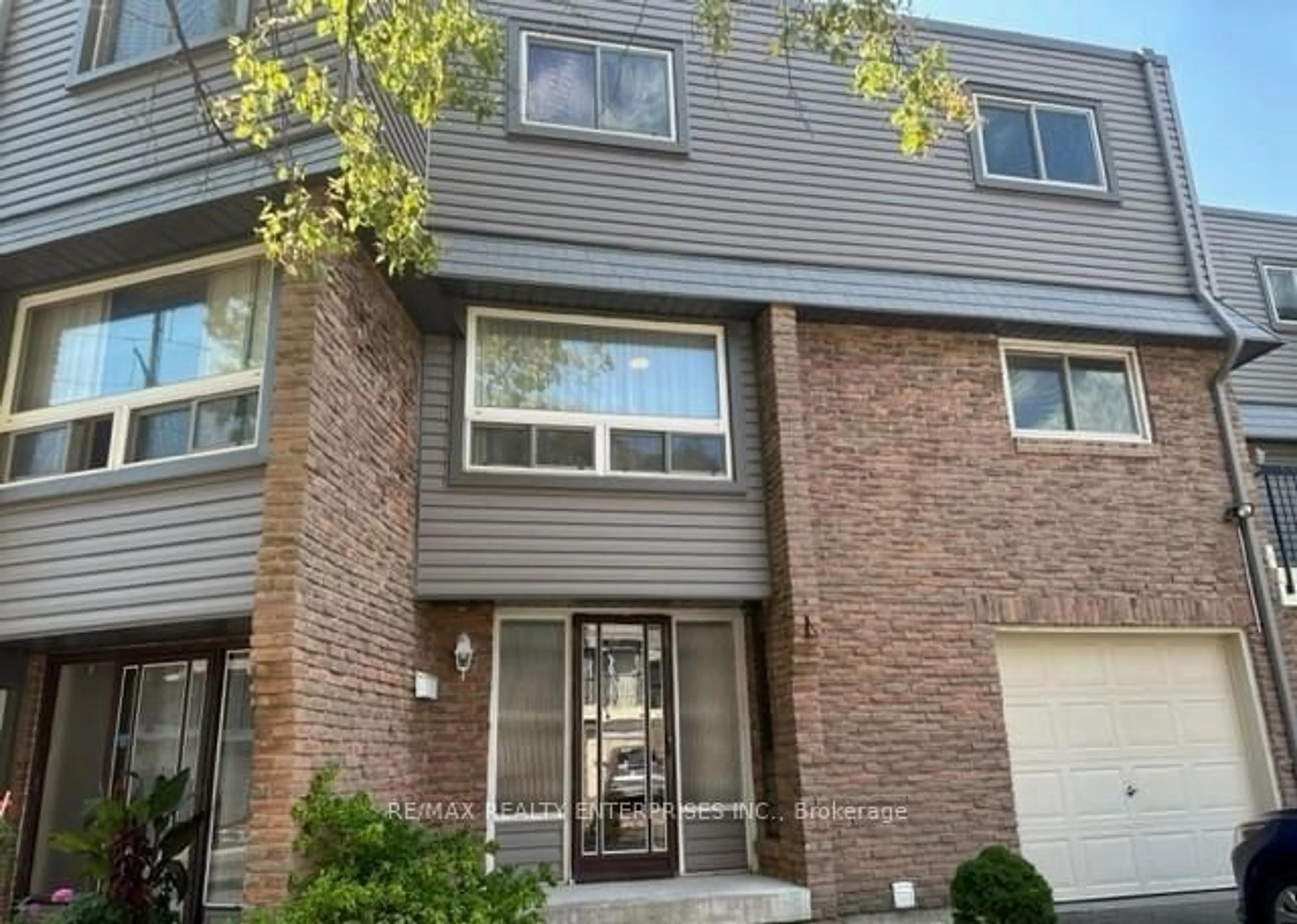 Home with brick exterior material, street for 2315 Bromsgrove Rd #136, Mississauga Ontario L5J 4A6