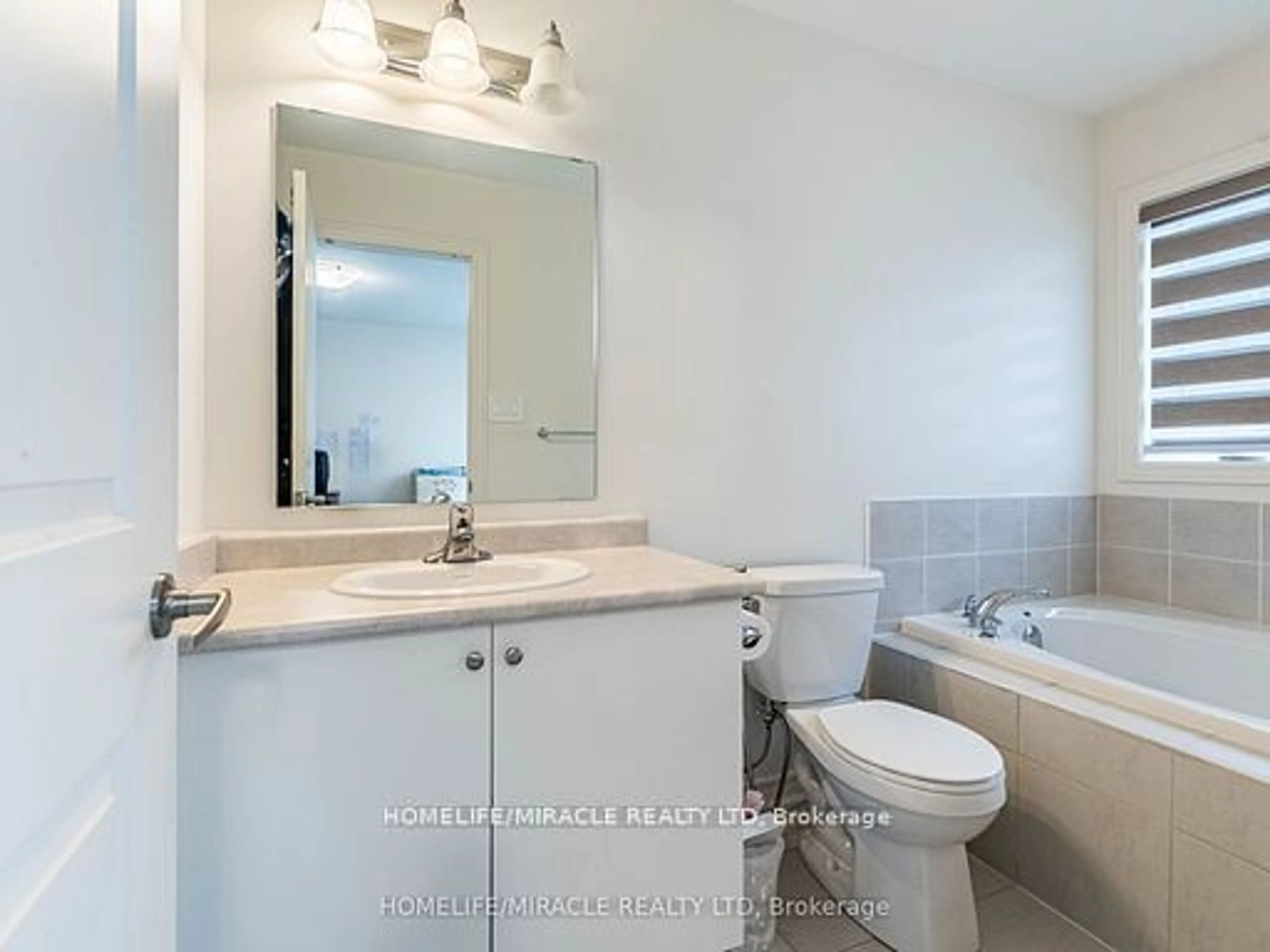 Standard bathroom, ceramic/tile floor for 35 Sail Rd, Brampton Ontario L7A 4W7