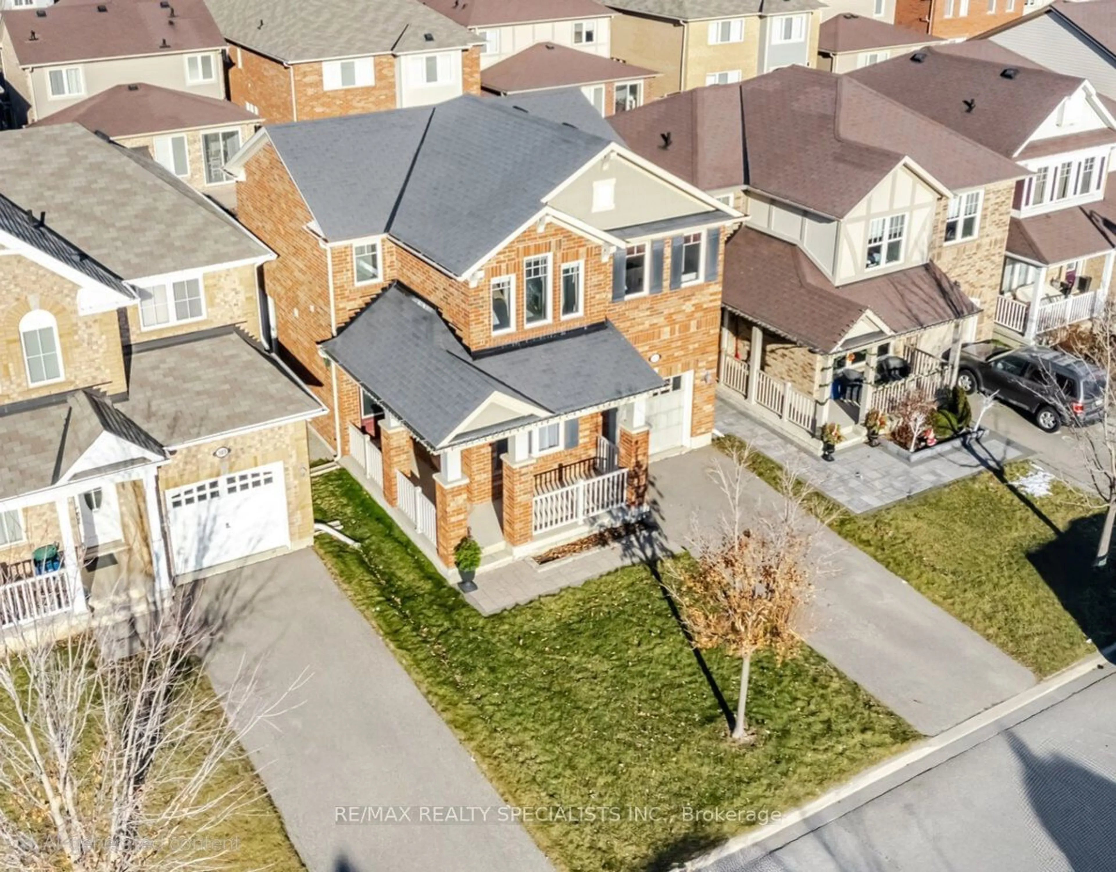 A pic from outside/outdoor area/front of a property/back of a property/a pic from drone, street for 307 Leiterman Dr, Milton Ontario L9T 8B9