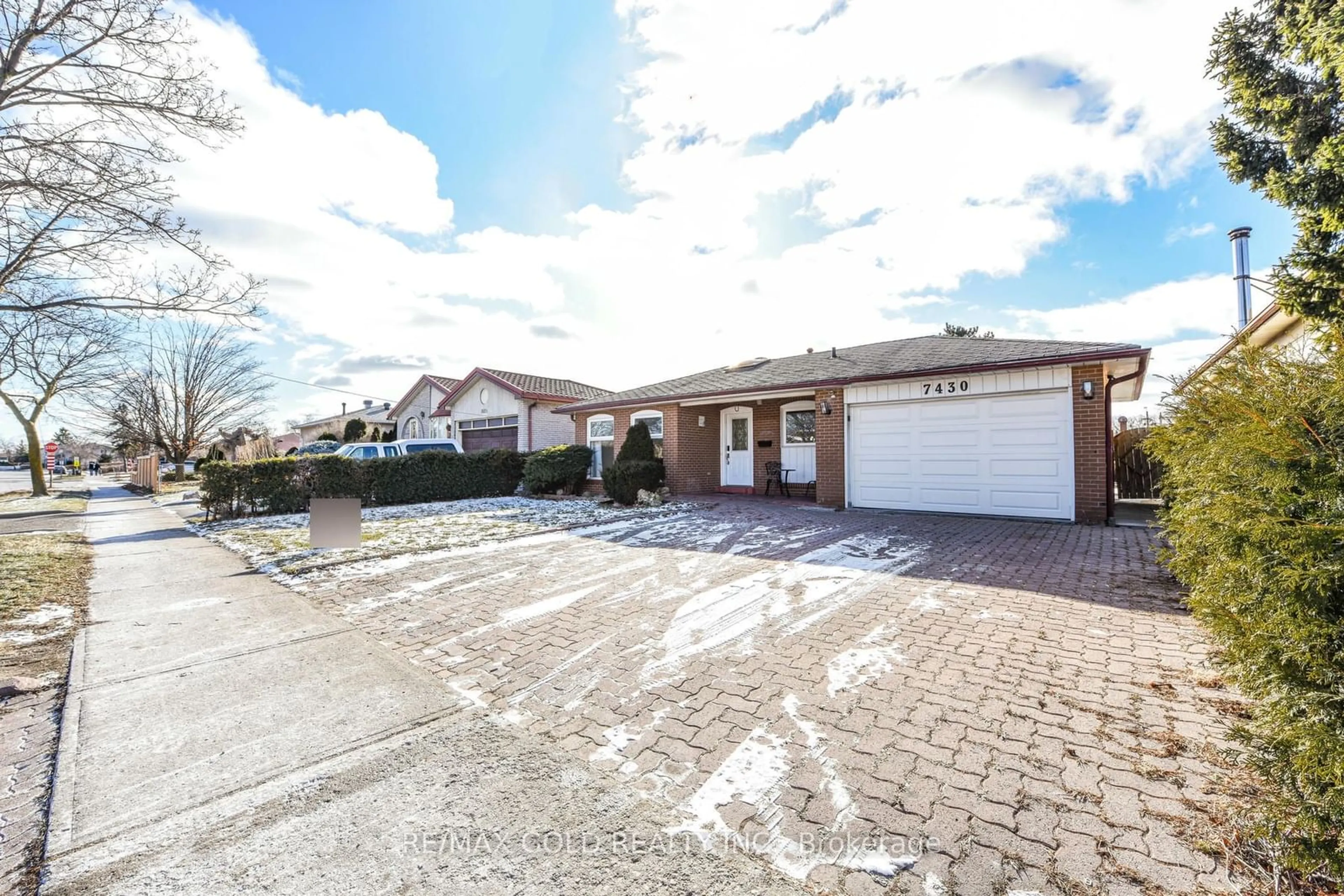 A pic from outside/outdoor area/front of a property/back of a property/a pic from drone, street for 7430 Netherwood Rd, Mississauga Ontario L4T 2N6