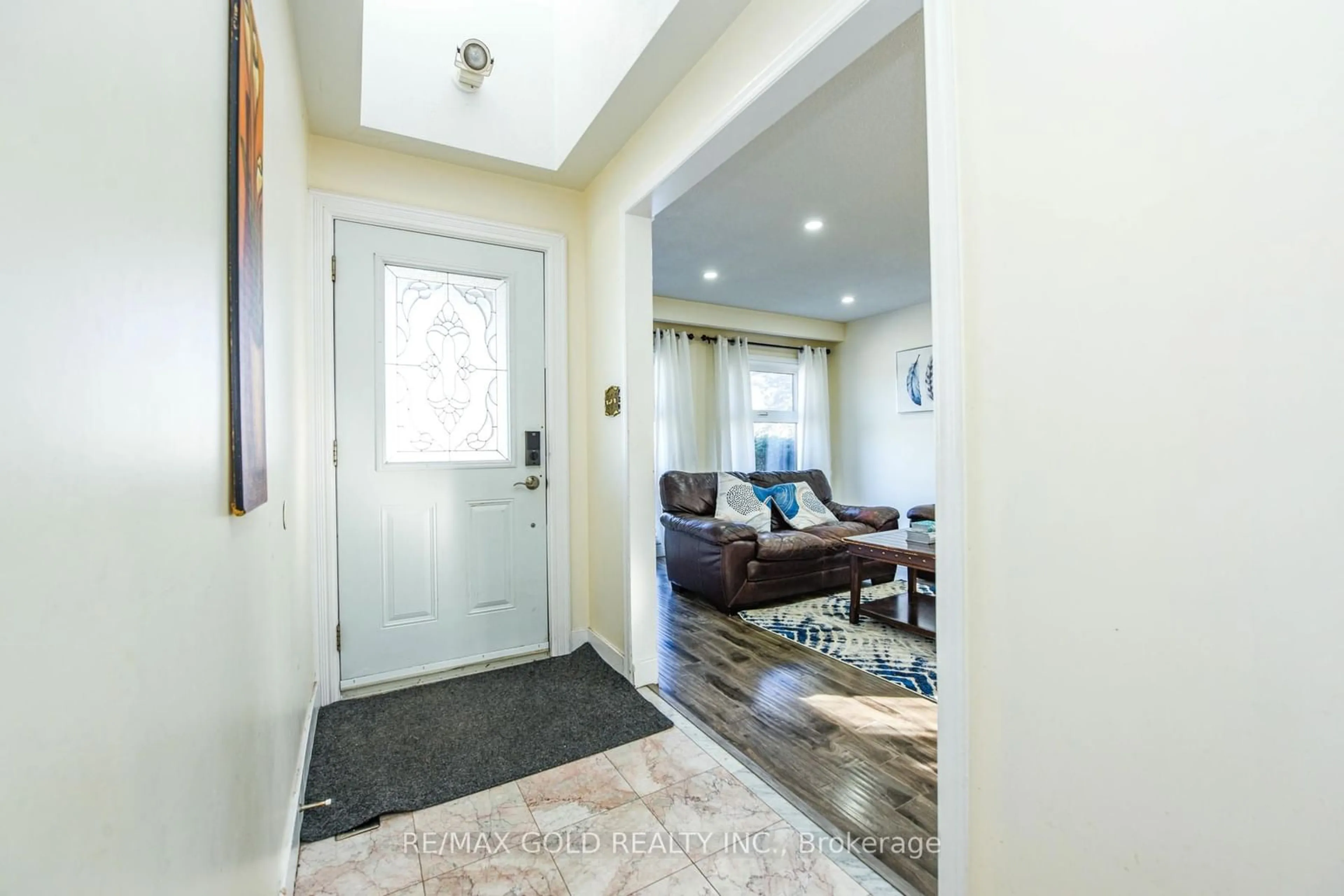 Indoor entryway for 7430 Netherwood Rd, Mississauga Ontario L4T 2N6