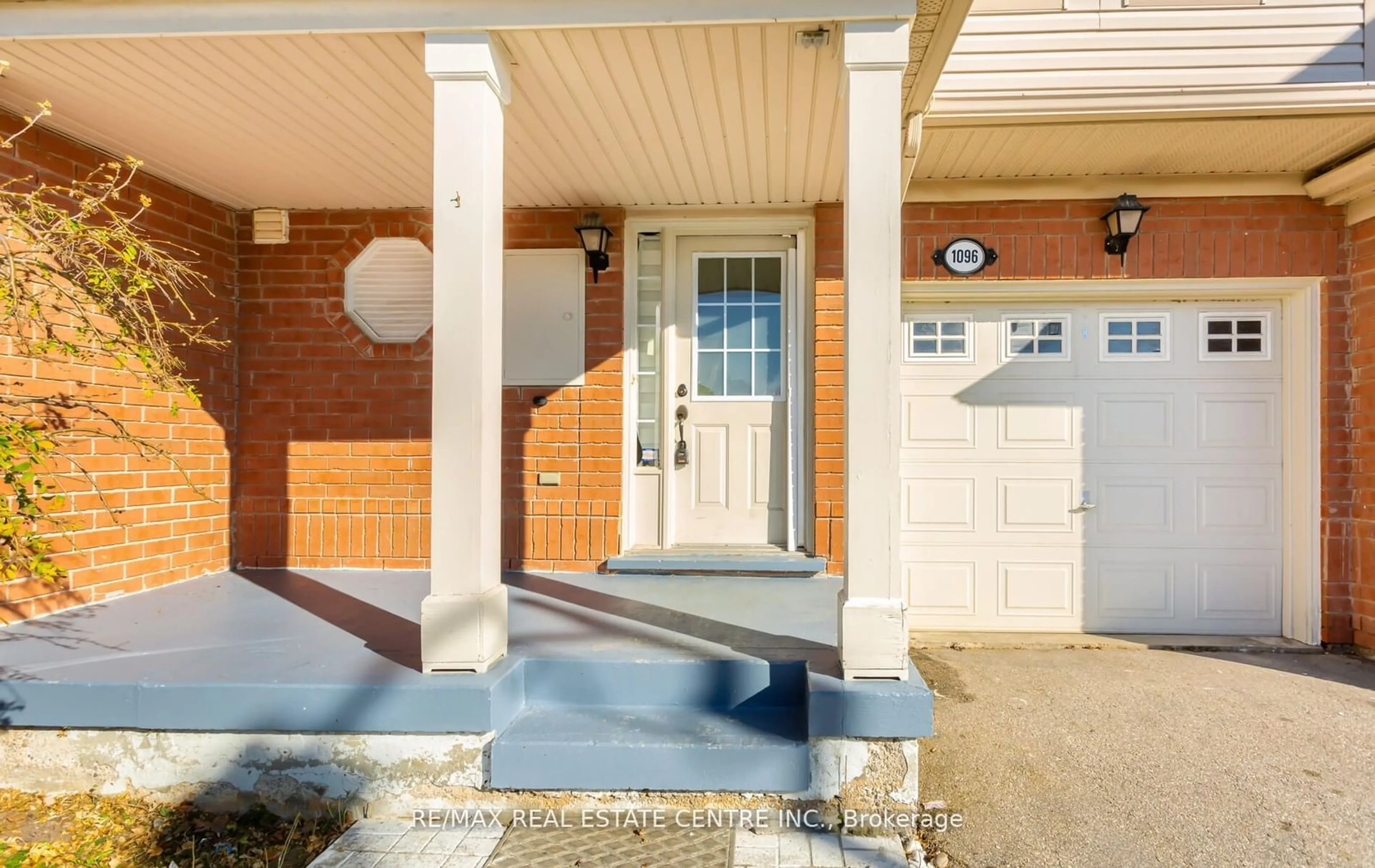 Indoor entryway for 1096 Barclay Circ, Milton Ontario L9T 5W4