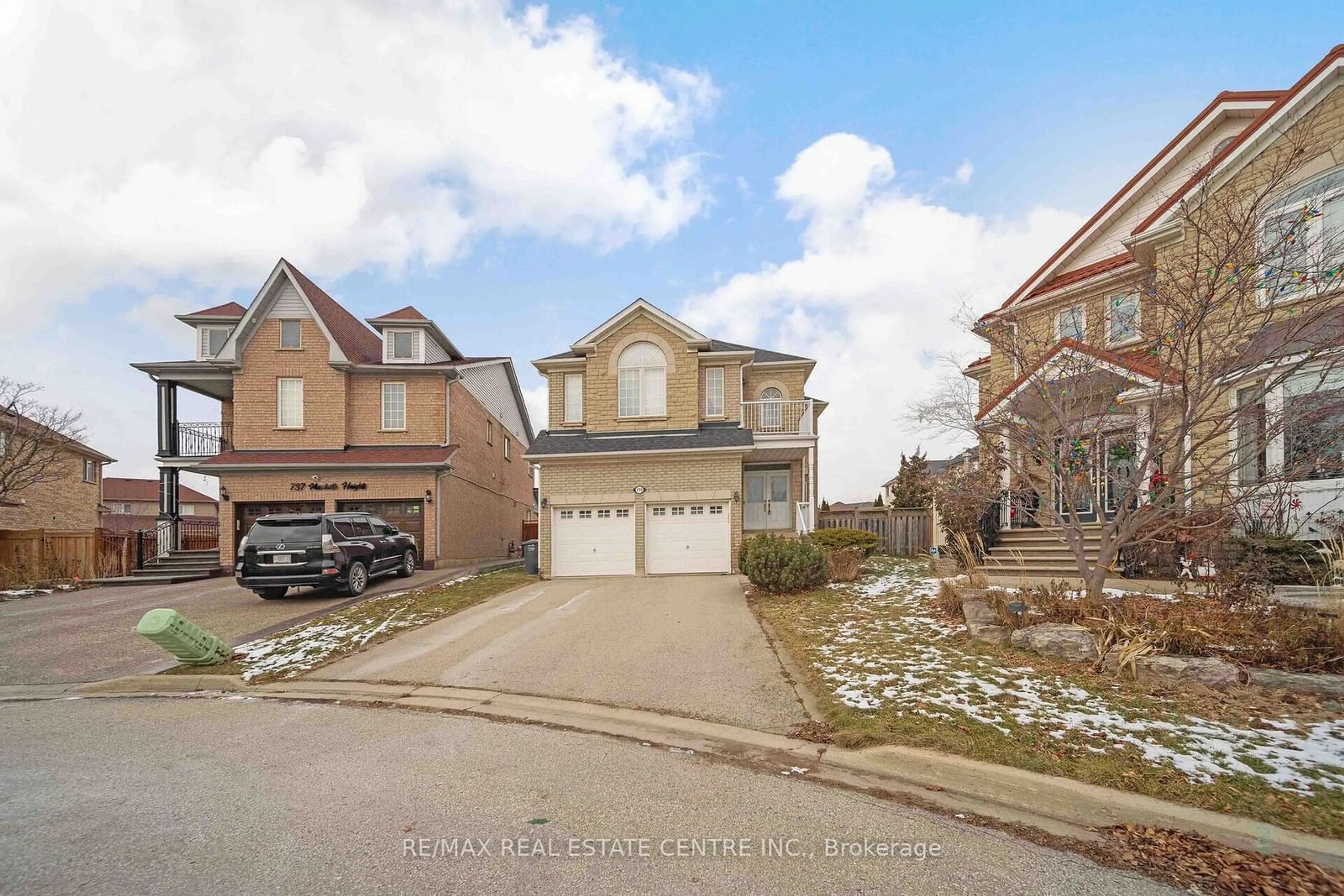 A pic from outside/outdoor area/front of a property/back of a property/a pic from drone, street for 733 Macbeth Hts, Mississauga Ontario L5W 1E6