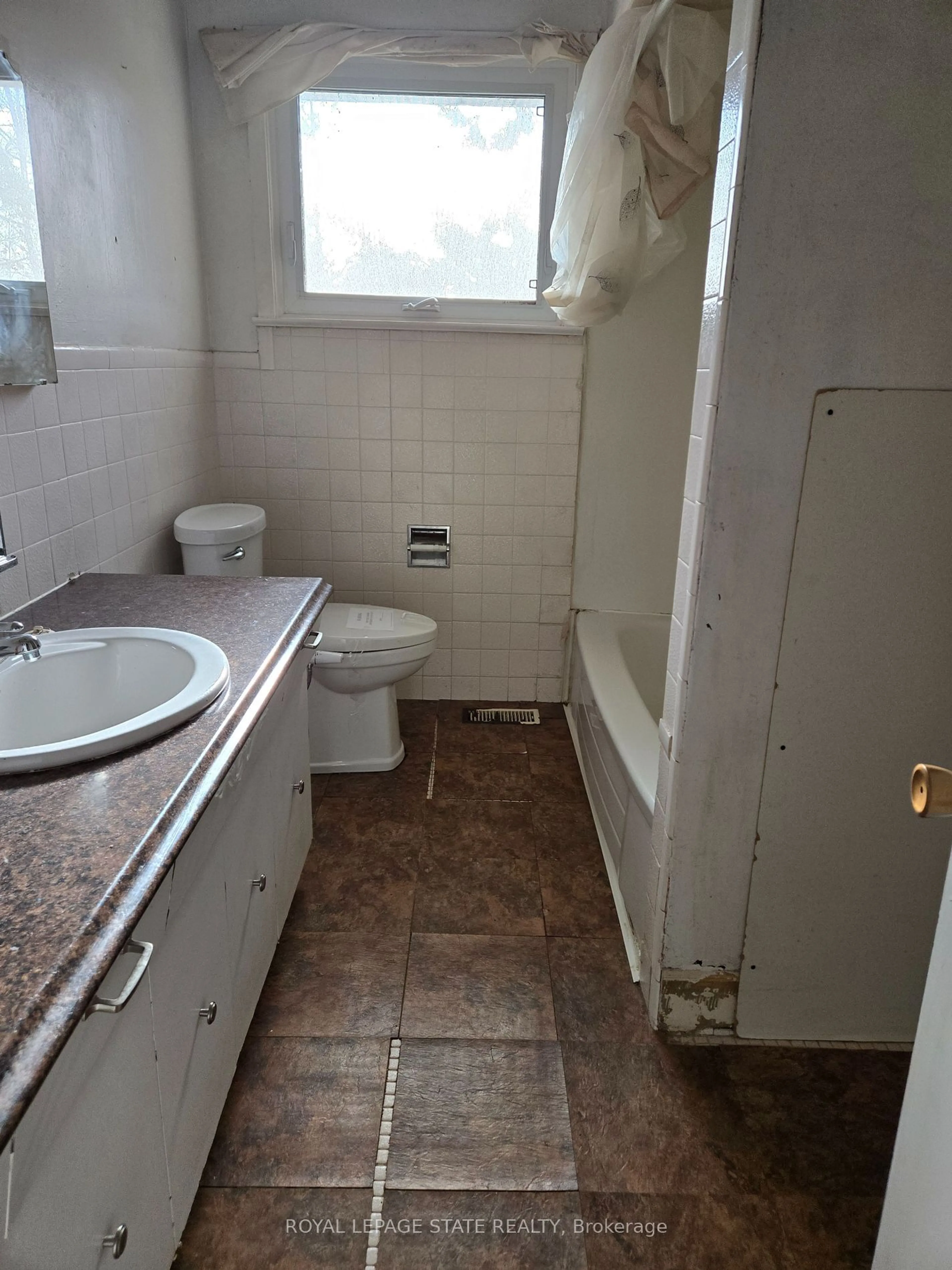 Standard bathroom, floor is not visible for 664 Chestnut Pl, Burlington Ontario L7N 3E8