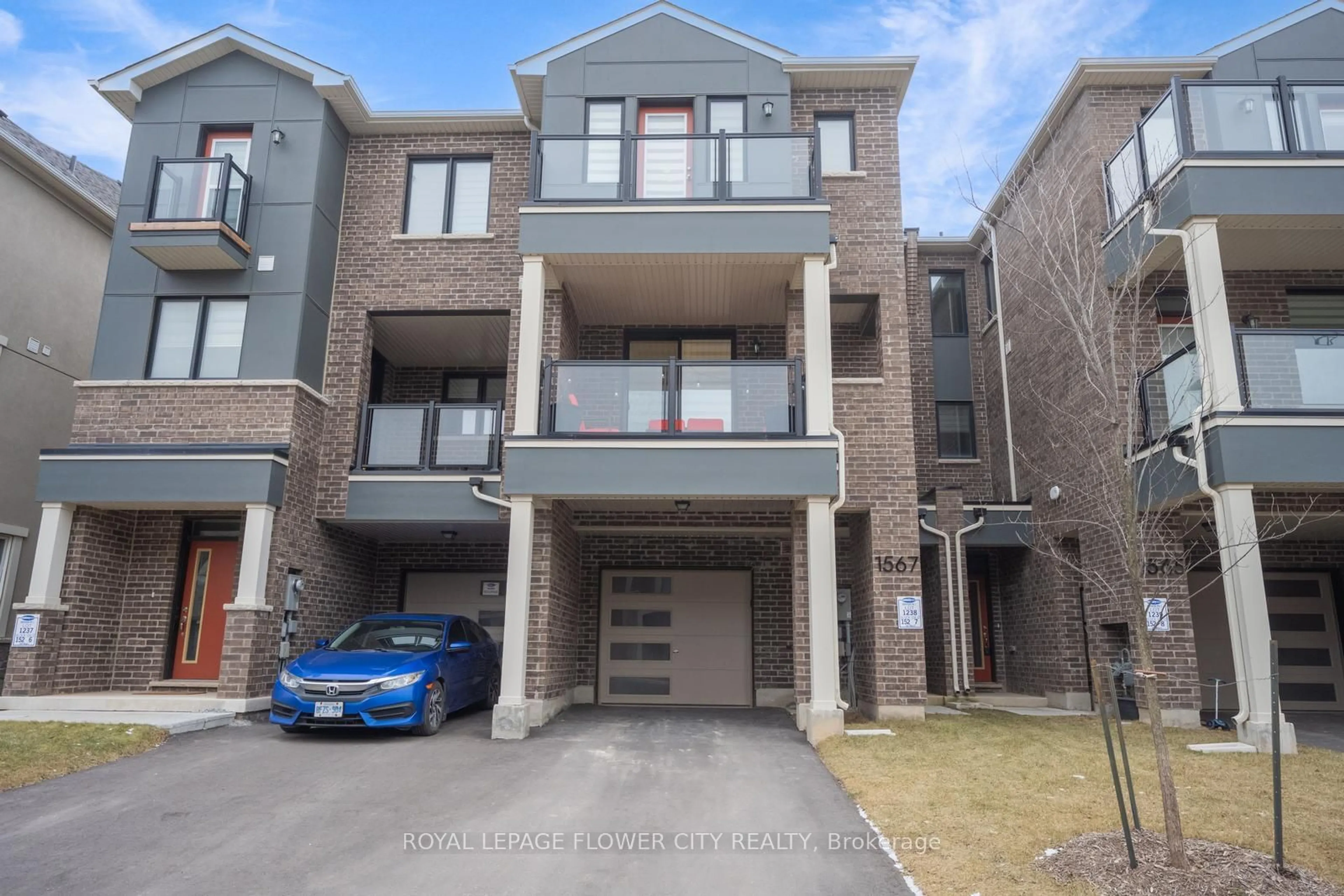 A pic from outside/outdoor area/front of a property/back of a property/a pic from drone, street for 1567 Moira Cres, Milton Ontario L9E 1Y1