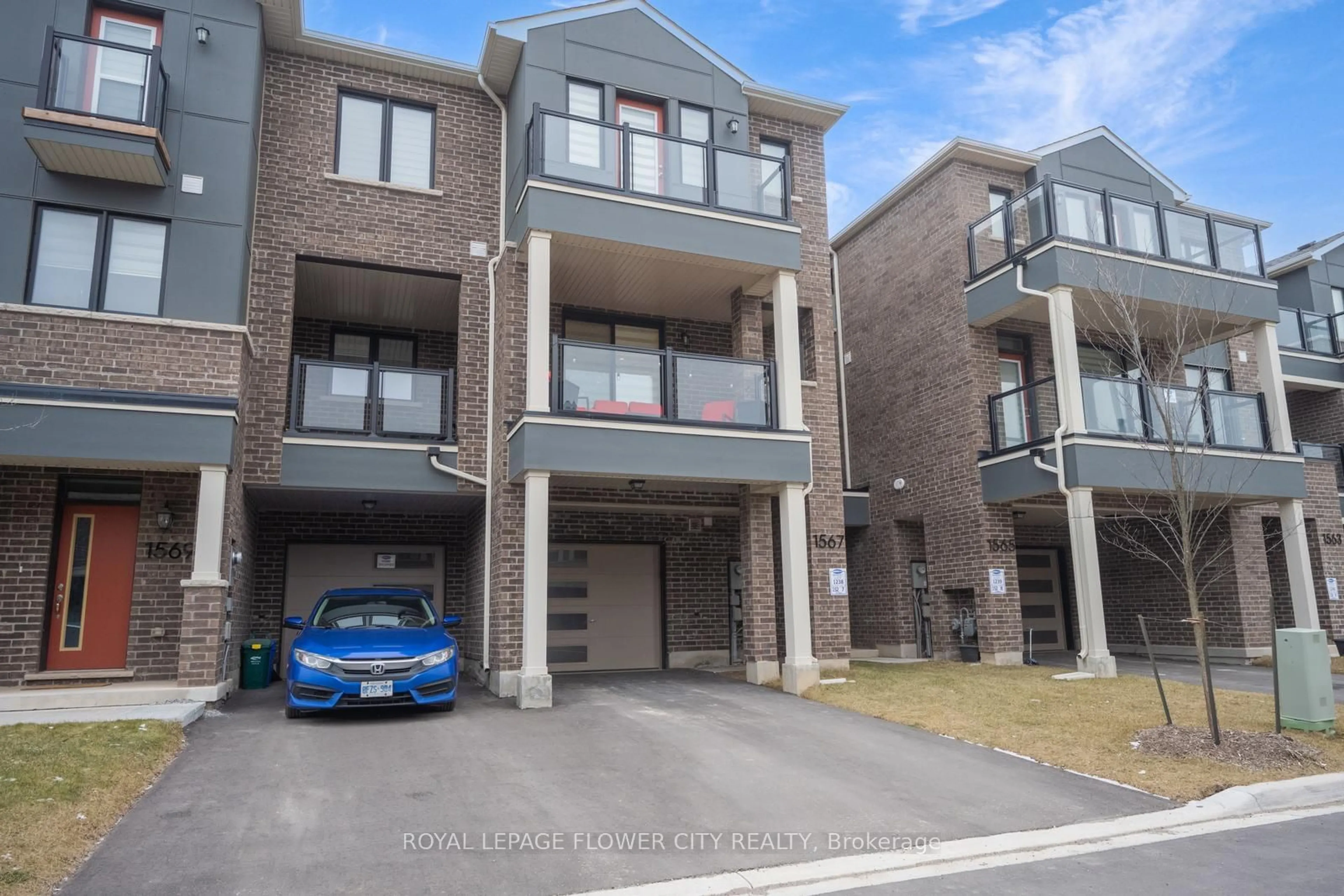 A pic from outside/outdoor area/front of a property/back of a property/a pic from drone, street for 1567 Moira Cres, Milton Ontario L9E 1Y1