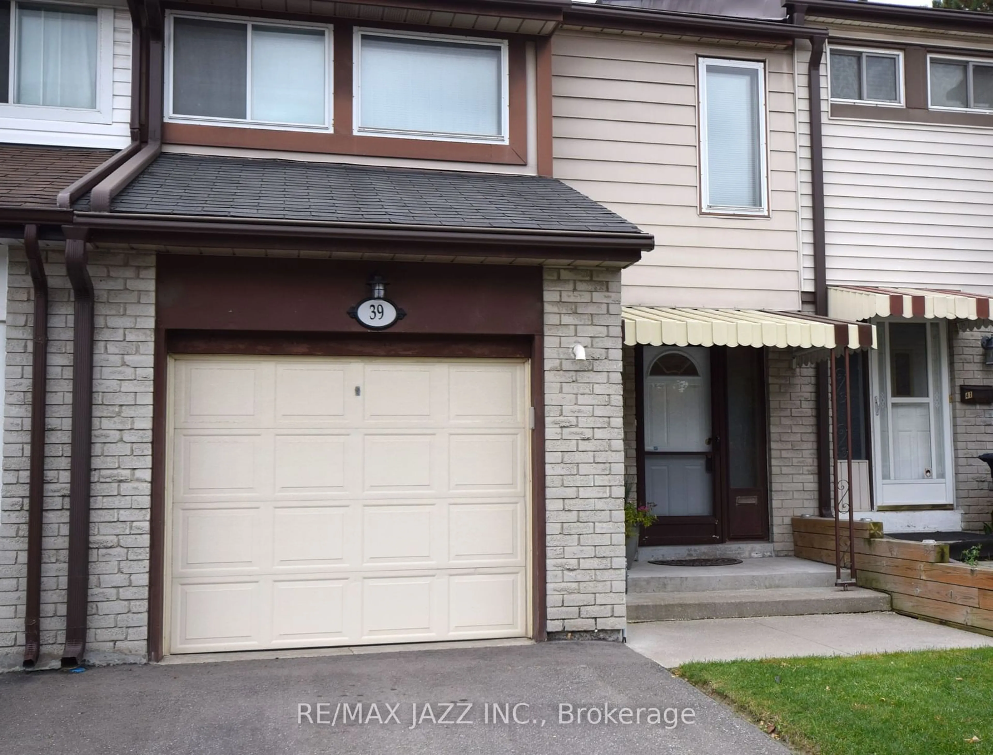 Home with vinyl exterior material, street for 39 Kidron Valley Dr, Toronto Ontario M9V 4L3