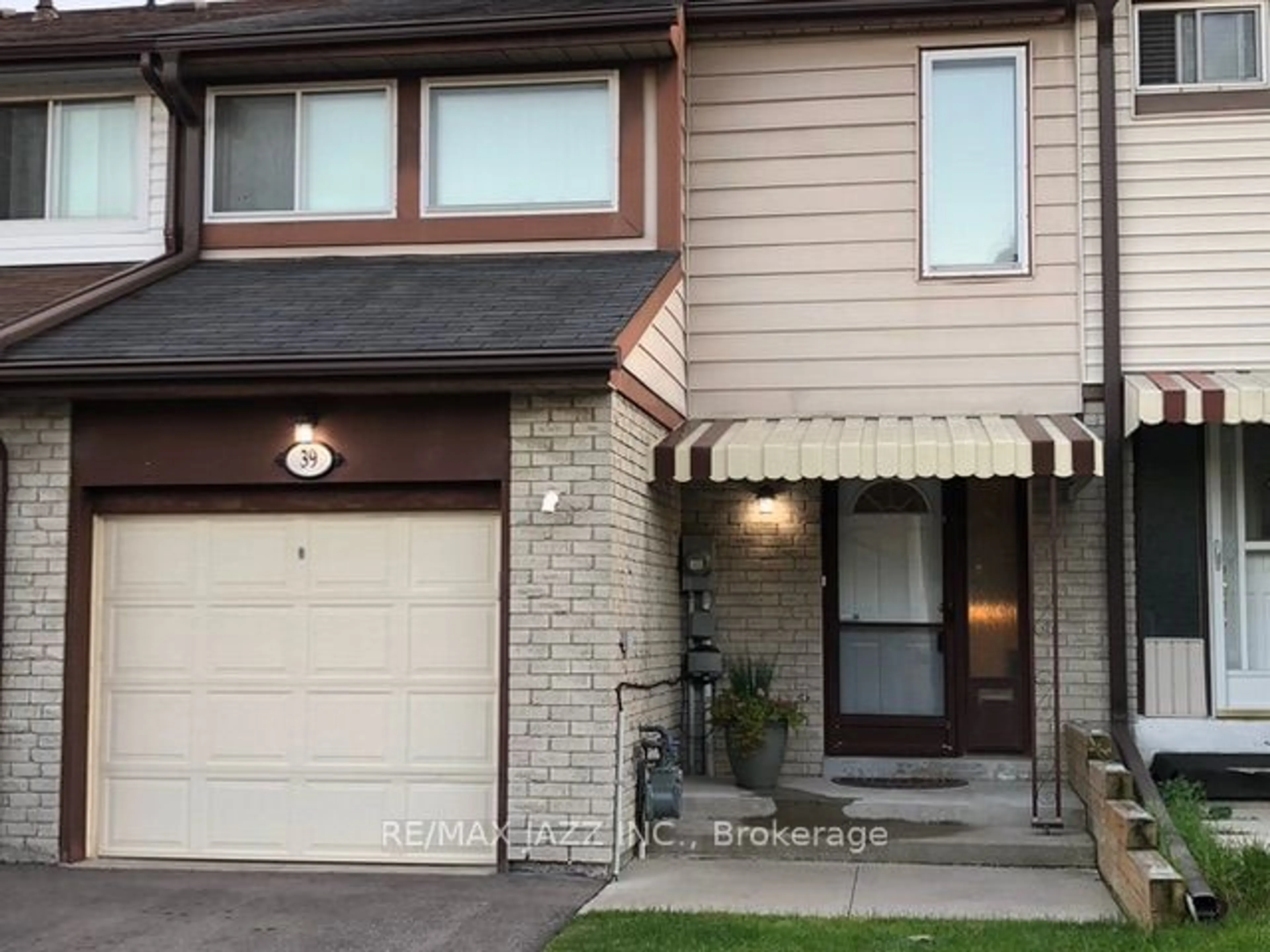 Home with vinyl exterior material, street for 39 Kidron Valley Dr, Toronto Ontario M9V 4L3