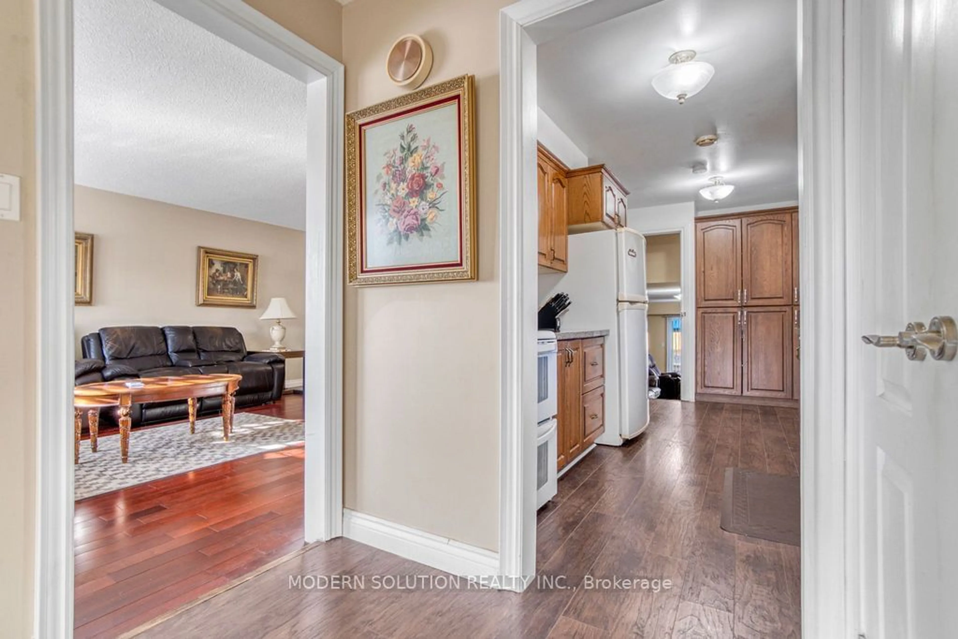 Indoor entryway for 477 Fendalton St, Mississauga Ontario L5B 2L8