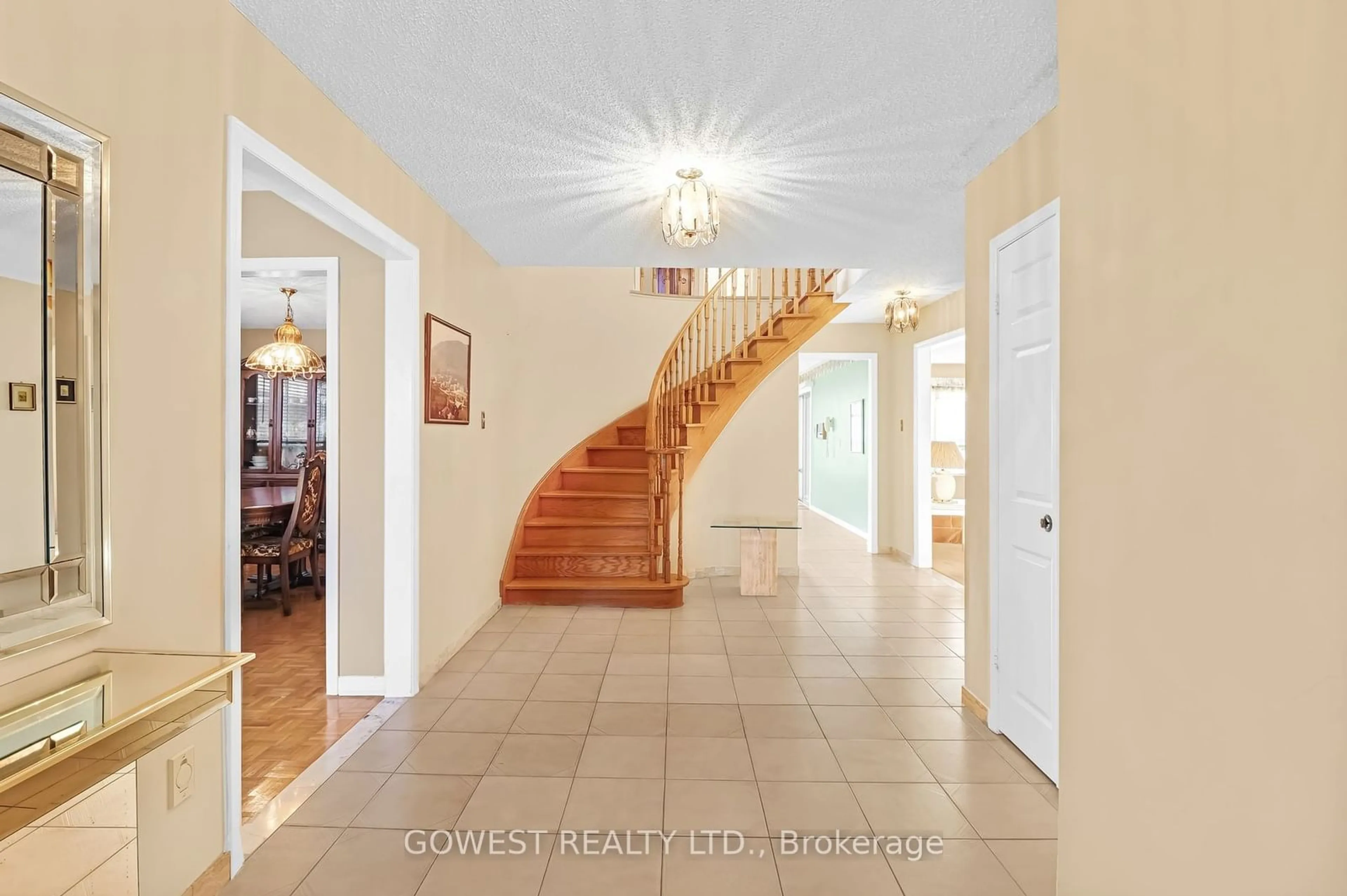 Indoor foyer for 2420 HURON PARK Pl, Mississauga Ontario L5C 4P1