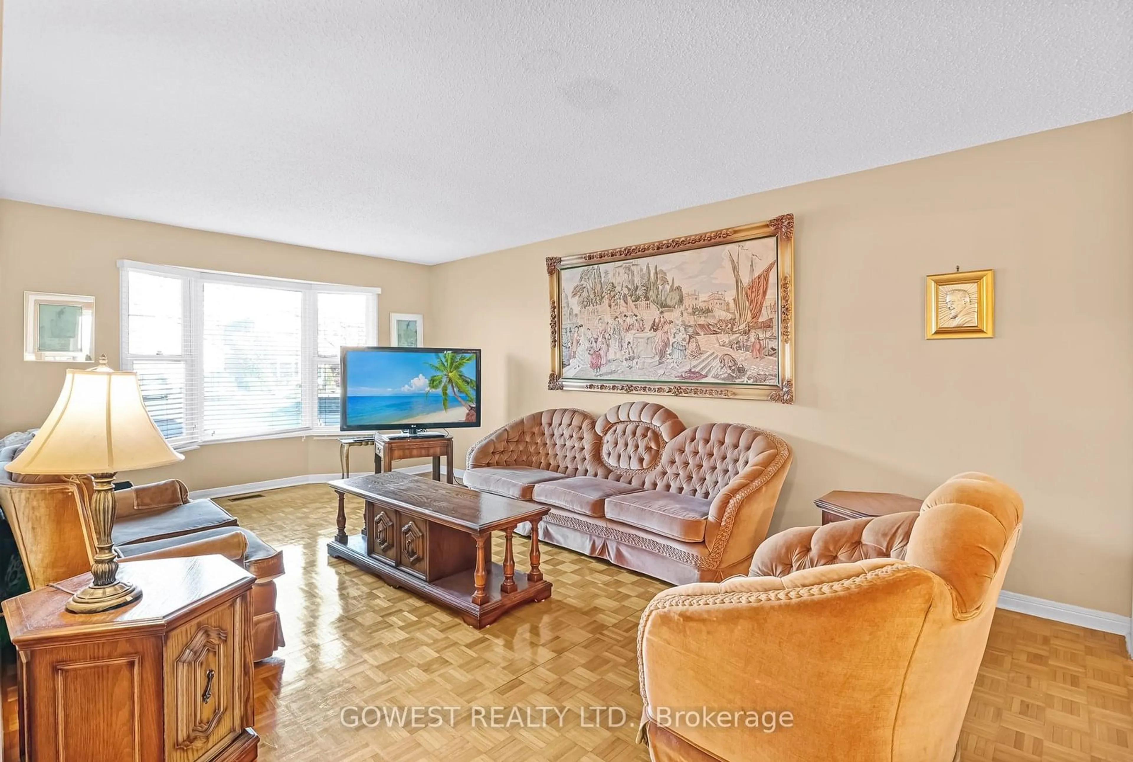 Living room with furniture, unknown for 2420 HURON PARK Pl, Mississauga Ontario L5C 4P1