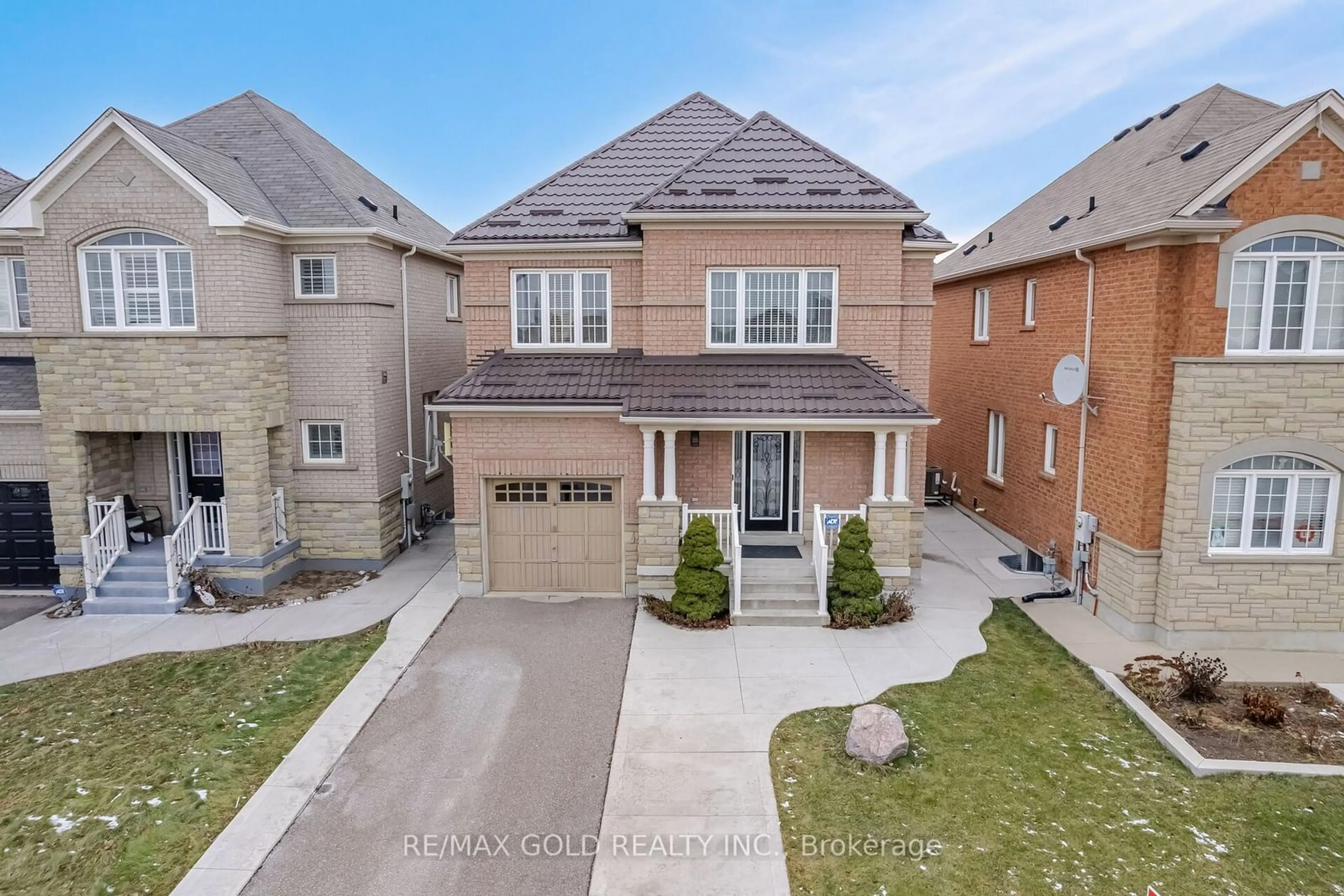 A pic from outside/outdoor area/front of a property/back of a property/a pic from drone, street for 6 Lightcatcher Circ, Brampton Ontario L6P 3P6