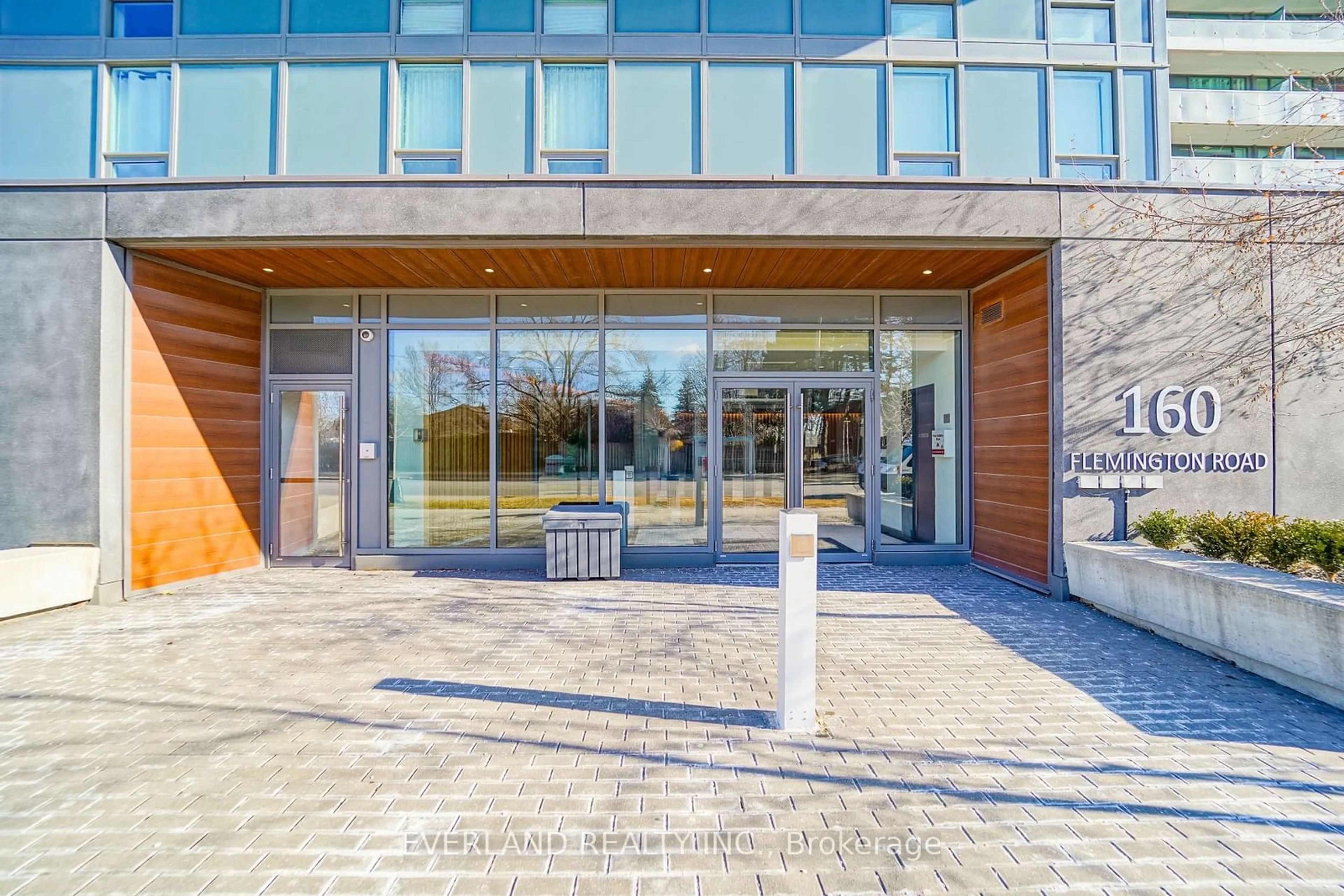 Indoor foyer for 160 Flemington Rd #1005, Toronto Ontario L5V 1J1