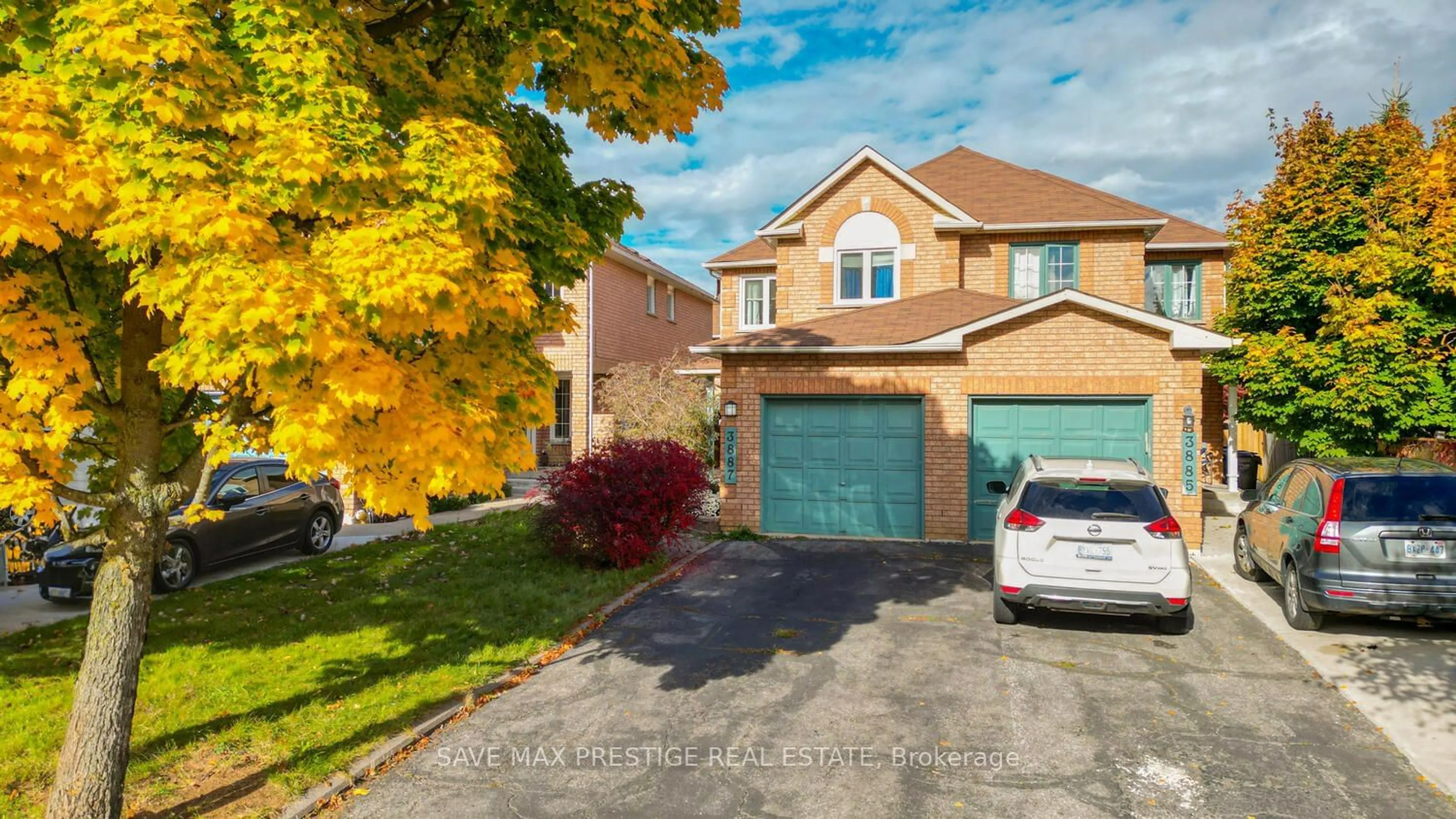 A pic from outside/outdoor area/front of a property/back of a property/a pic from drone, street for 3887 Rippleton Lane, Mississauga Ontario L5N 6V7