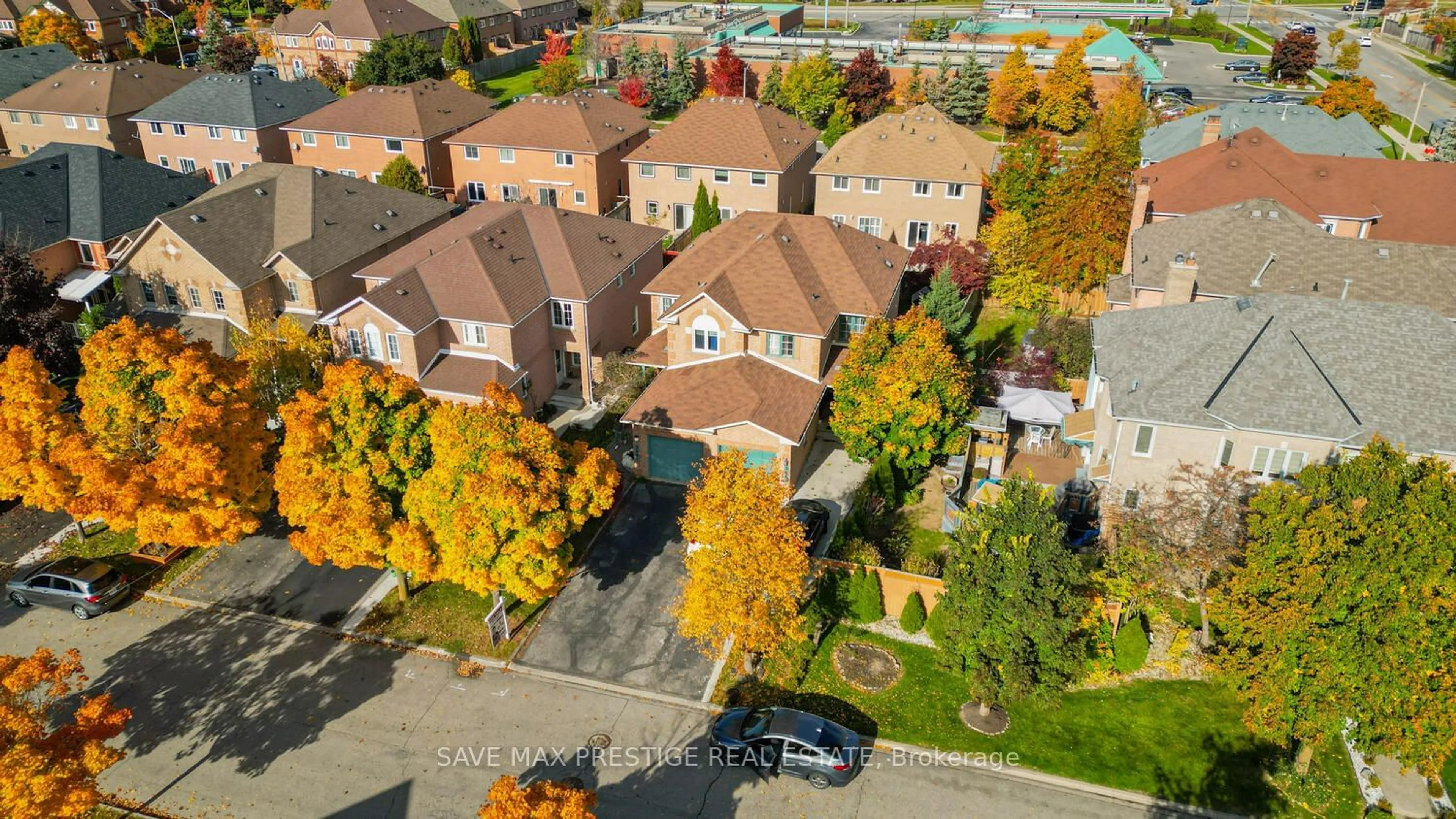 A pic from outside/outdoor area/front of a property/back of a property/a pic from drone, street for 3887 Rippleton Lane, Mississauga Ontario L5N 6V7