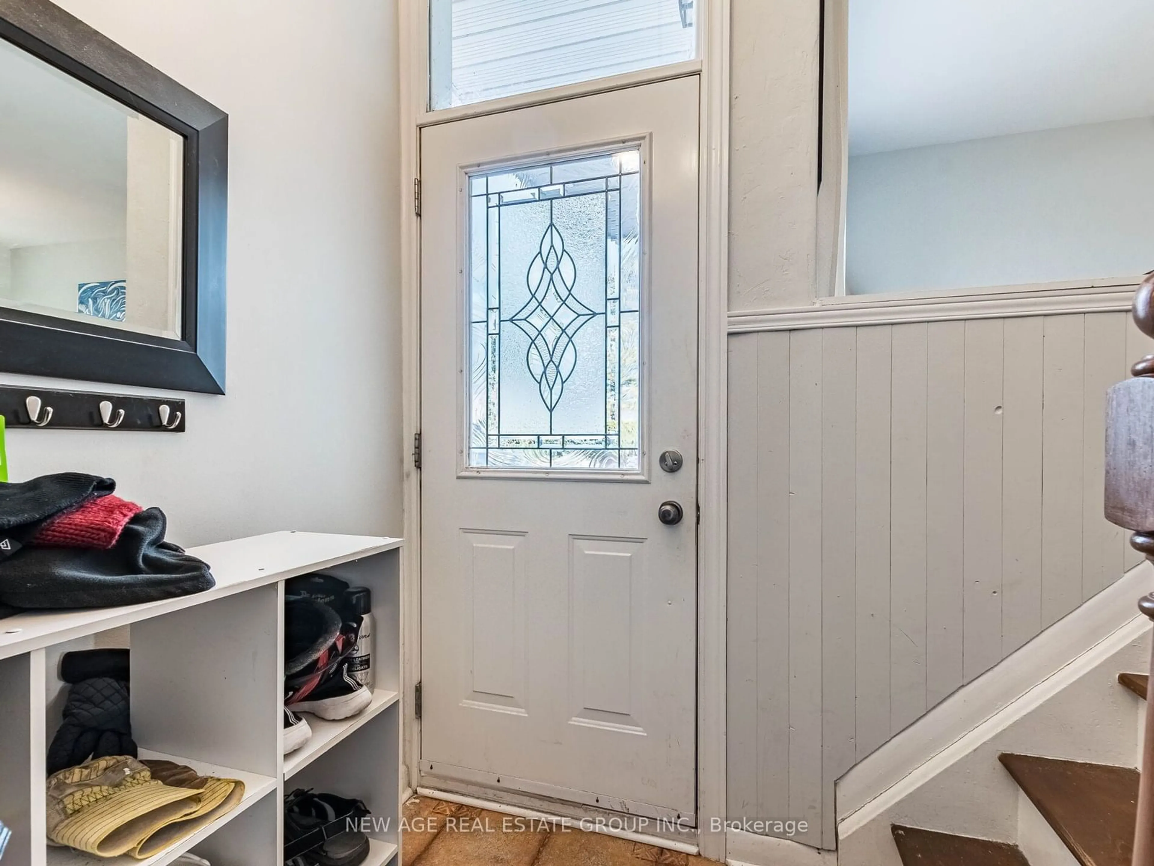 Indoor entryway for 1234 Bridge Rd, Oakville Ontario L6L 2C1