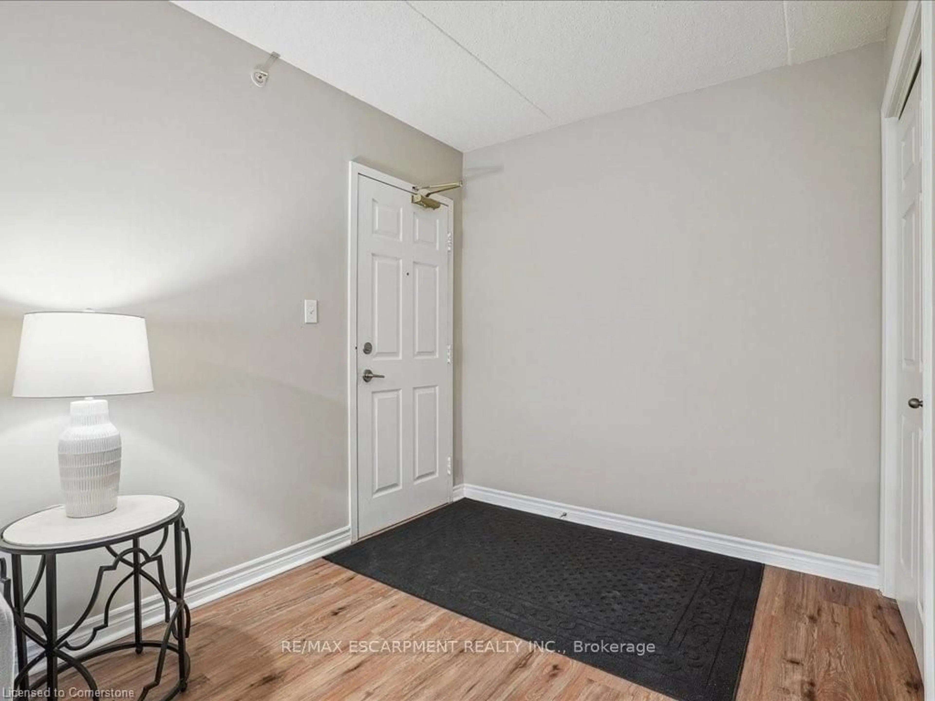 Indoor entryway for 4025 Kilmer Dr #105, Burlington Ontario L7M 4M5