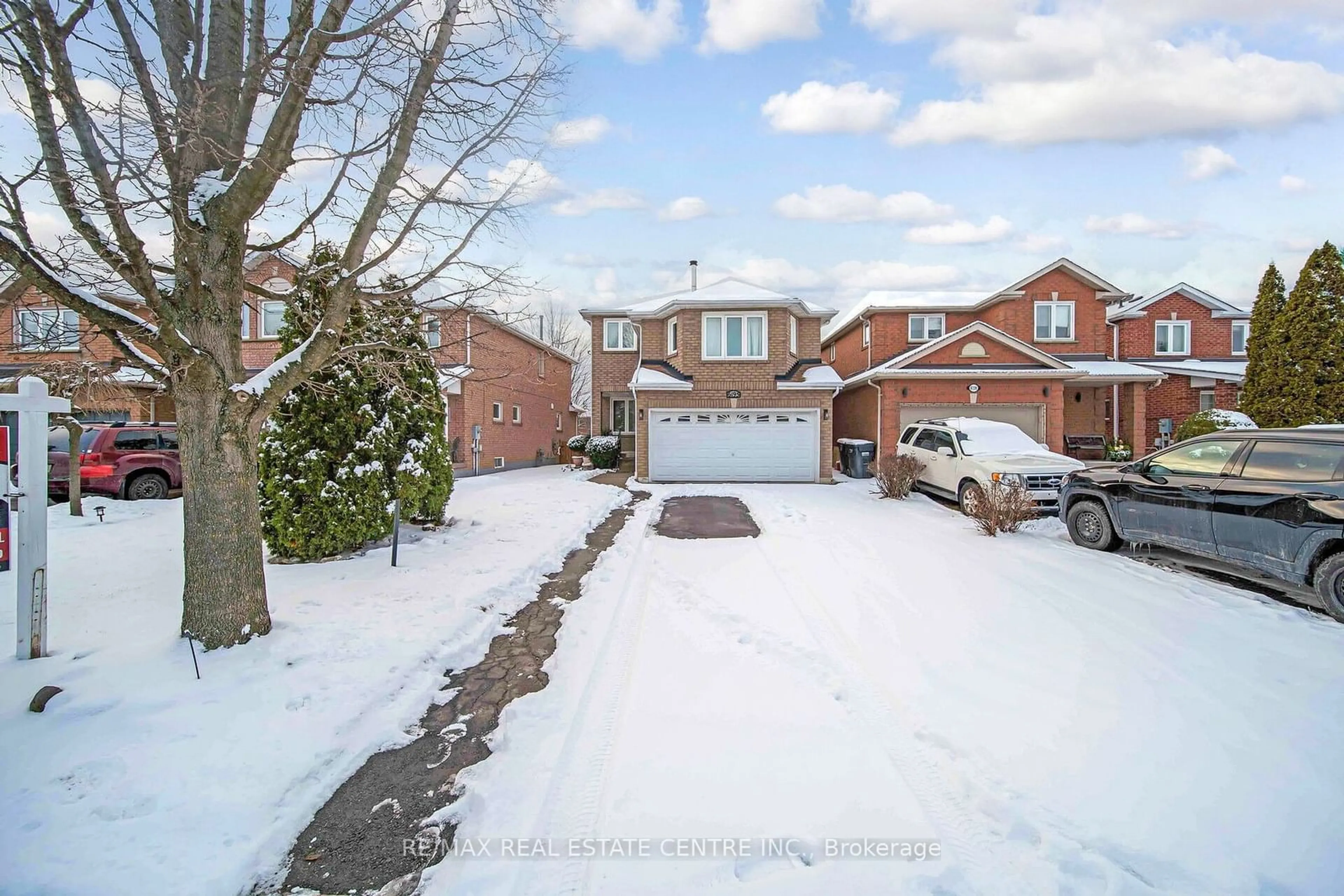 A pic from outside/outdoor area/front of a property/back of a property/a pic from drone, street for 6195 Ford Rd, Mississauga Ontario L5V 1X2