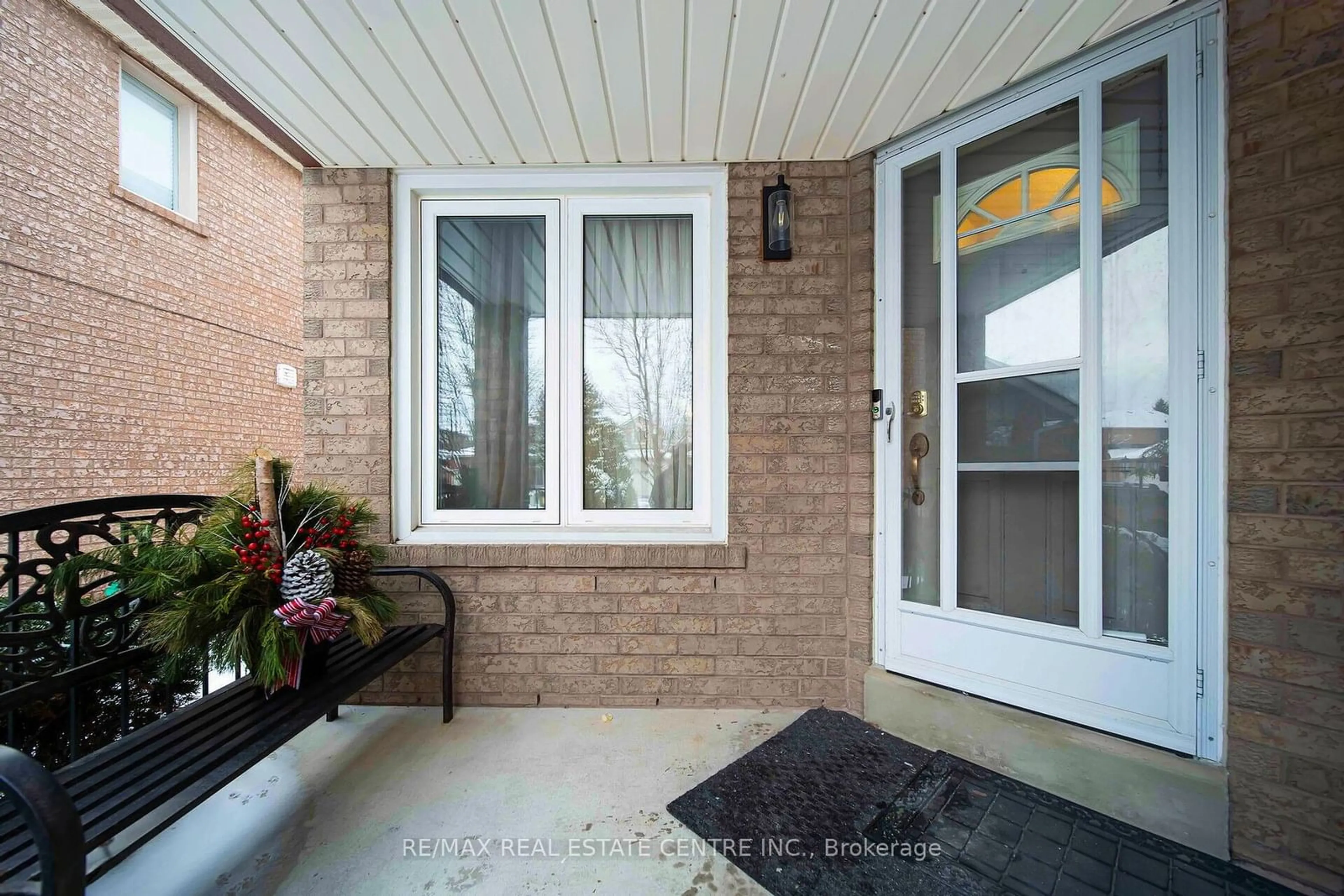 Indoor entryway for 6195 Ford Rd, Mississauga Ontario L5V 1X2