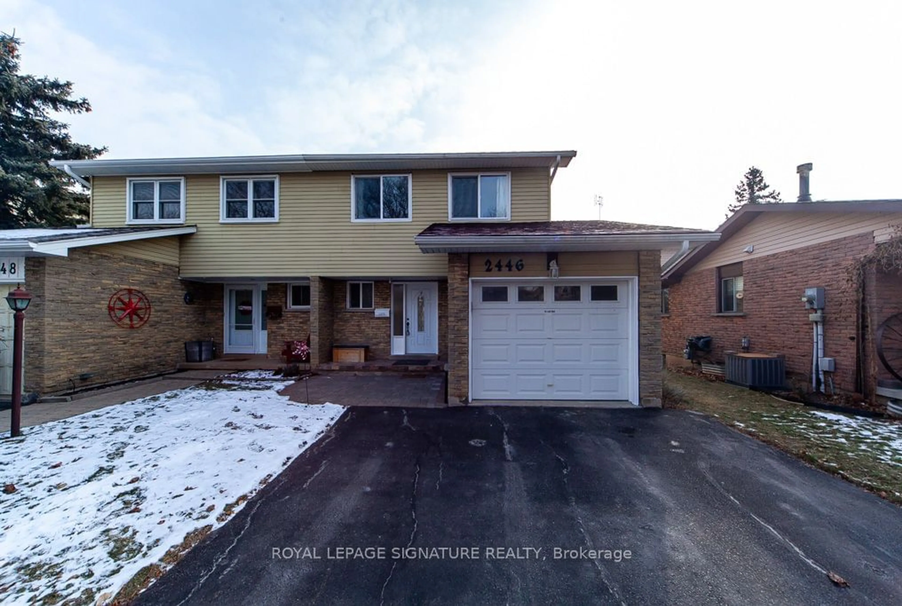 A pic from outside/outdoor area/front of a property/back of a property/a pic from drone, street for 2446 Cobbinshaw Circ, Mississauga Ontario L5N 2G3