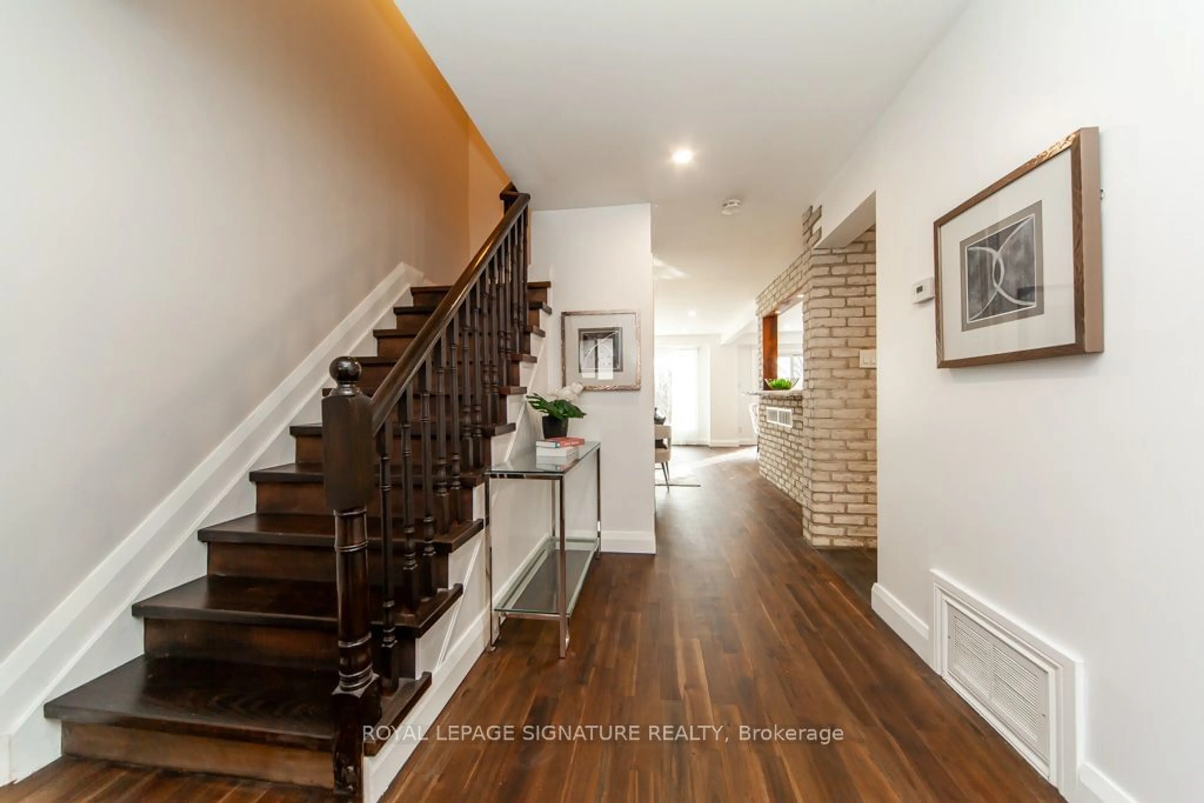 Indoor entryway for 2446 Cobbinshaw Circ, Mississauga Ontario L5N 2G3